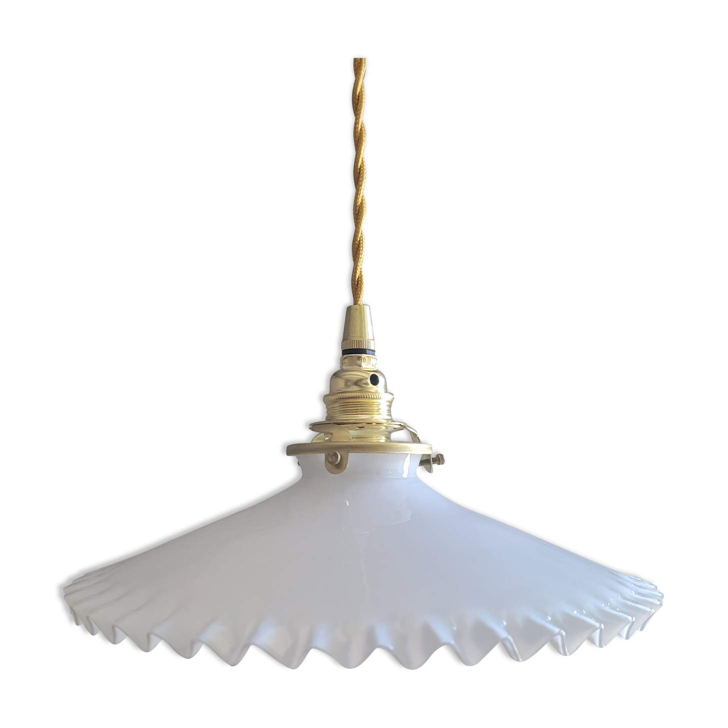 Serrated opaline suspension