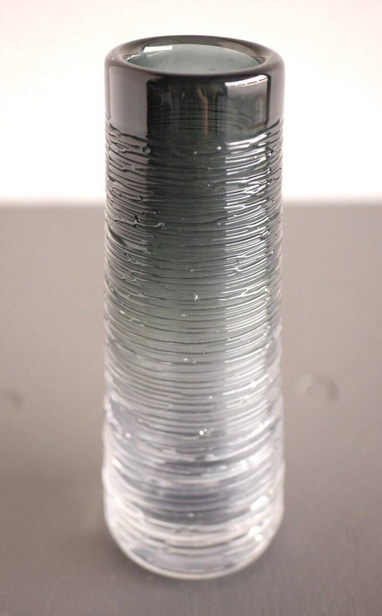 Vase en verre cristal art scandinave moderne du milieu du siècle en couleur gris fumé par Edenfalk, Skruf, Suède.