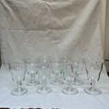 9 verres à pied transparents