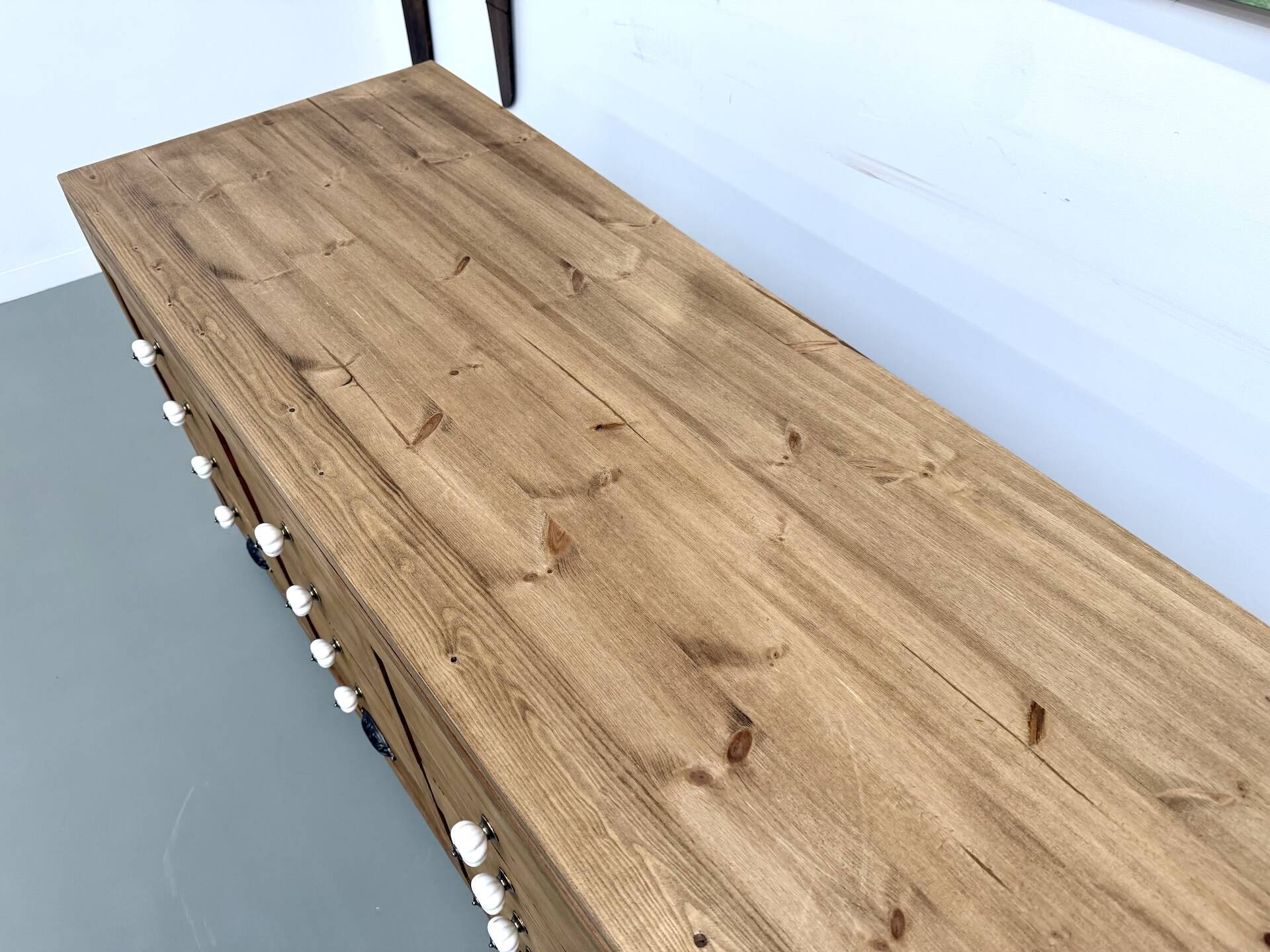 Double-sided display counter with 20 drawers