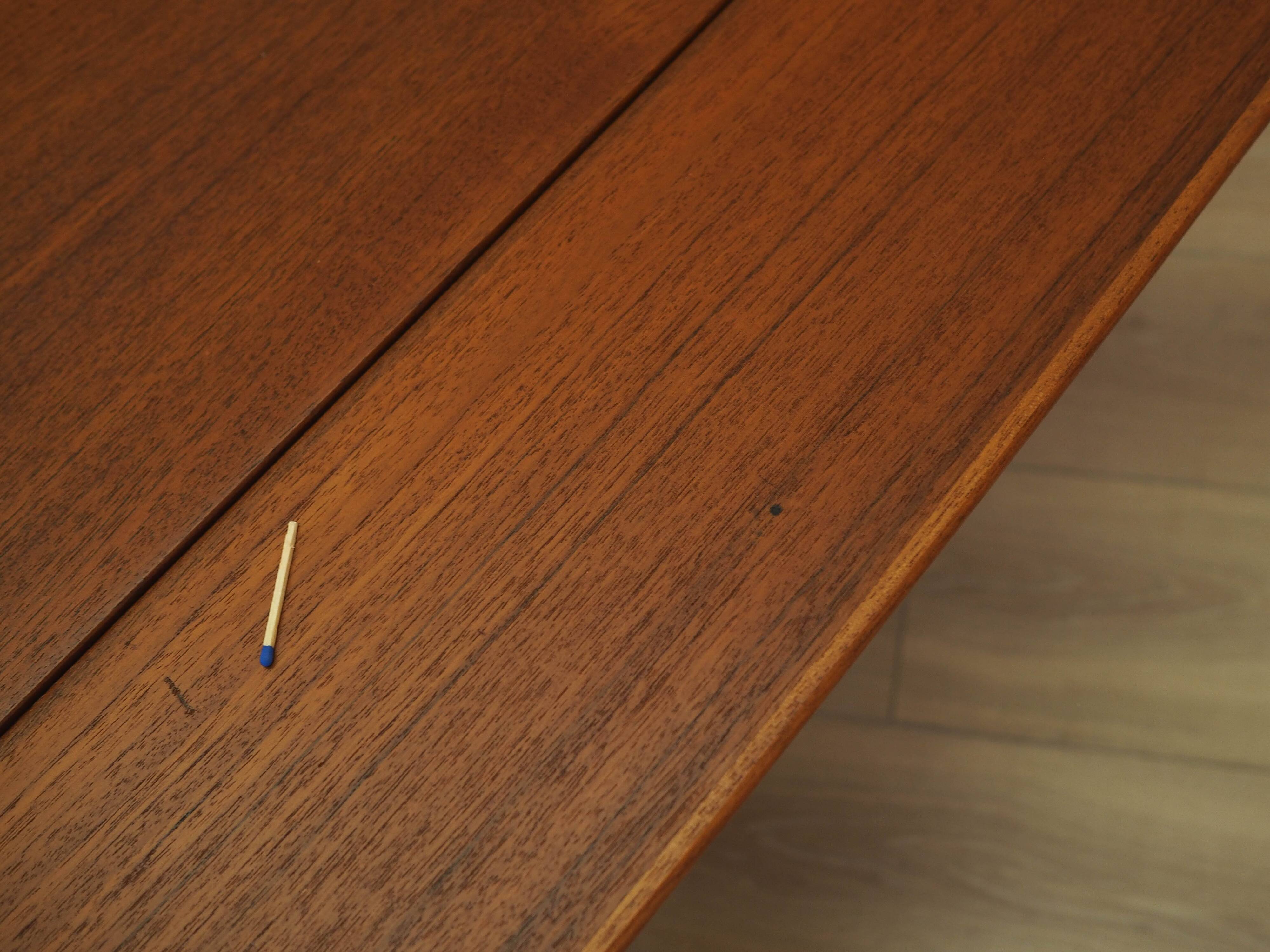 Table basse en teck danois avec étagère, années 1960