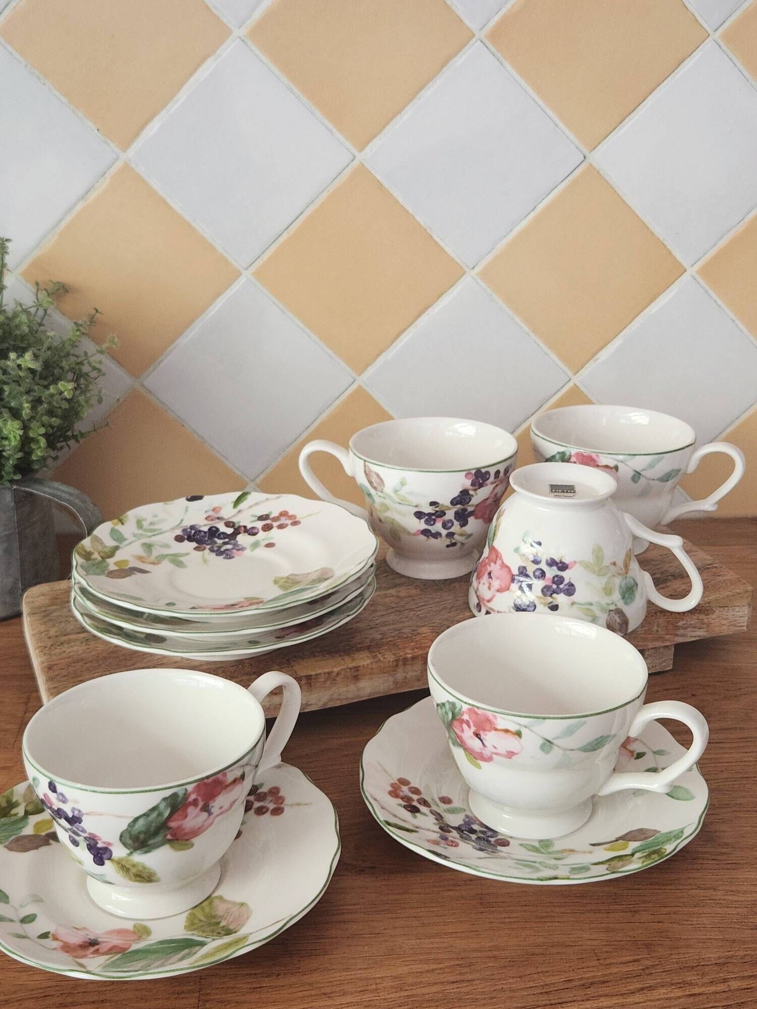 Set of fine porcelain tea cups & saucers 222 FIFTH "Wild Flower"