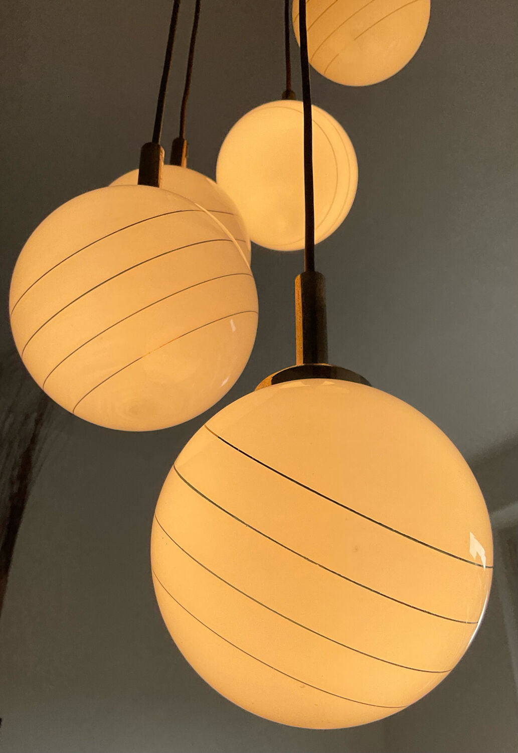 Lustre cascade de globes opaline des années 70