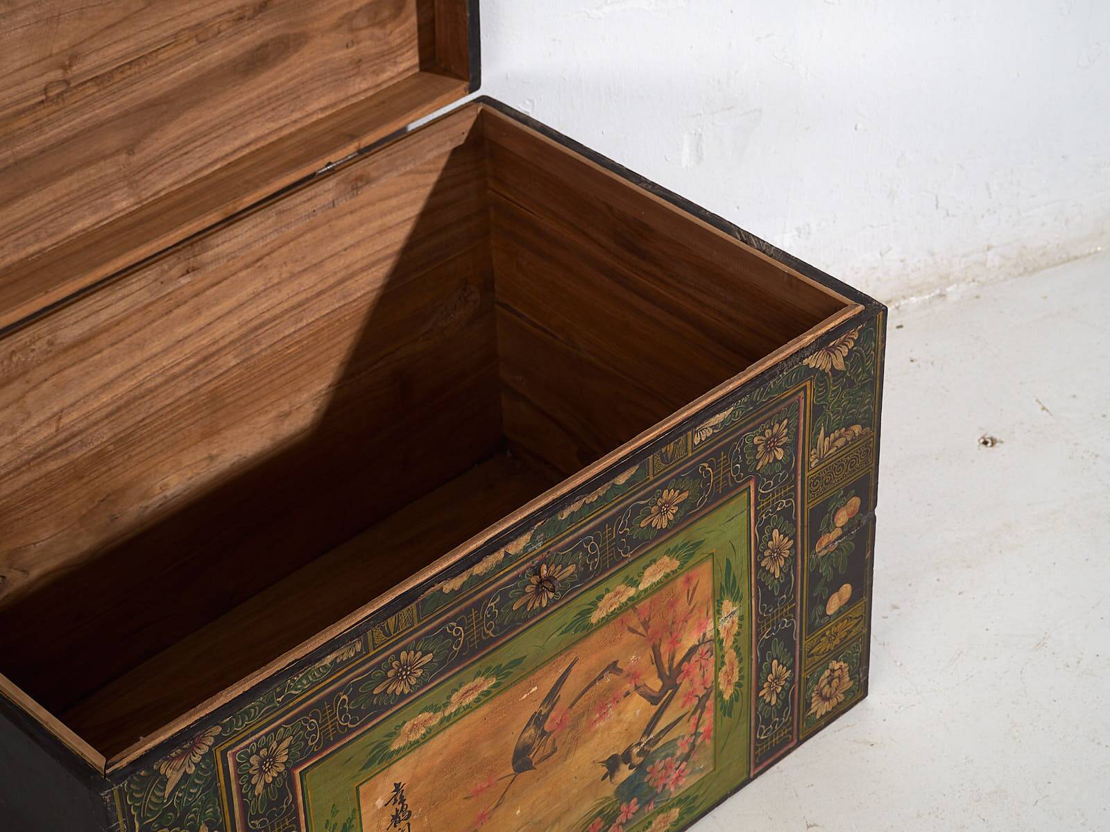 Antique opera chest with illustrations of magpies (China, circa 1900) #25