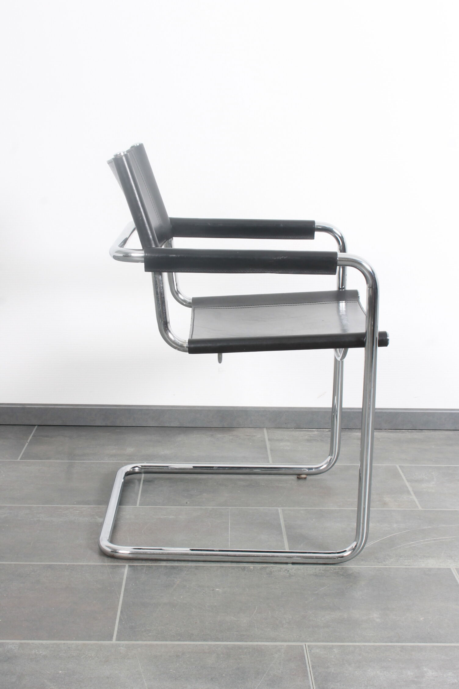 Chaise cantilever. de Matteo Grassi