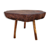 Table basse brutaliste en châtaignier
