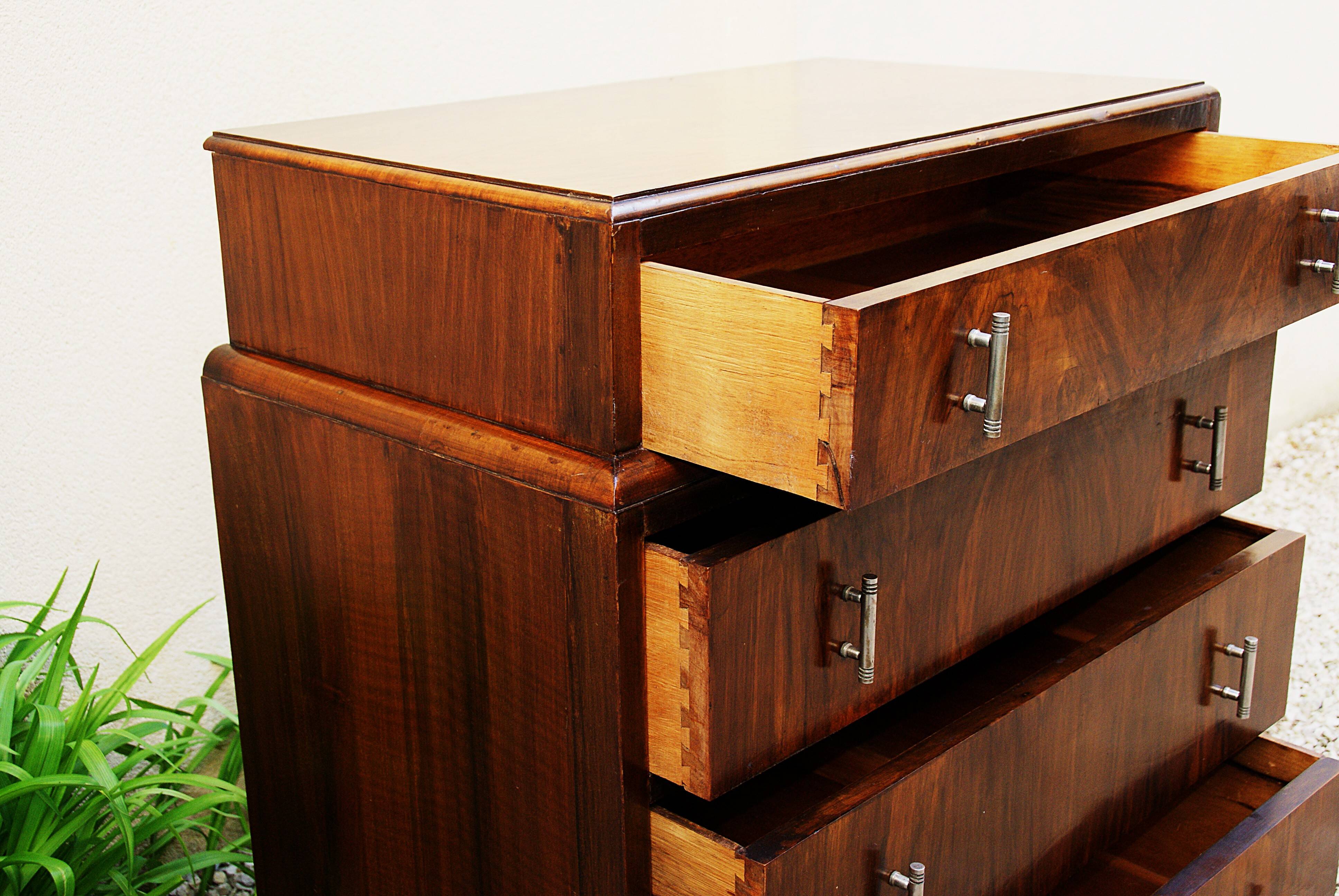 Pretty little Art Deco chest of drawers from the 1930s in walnut.