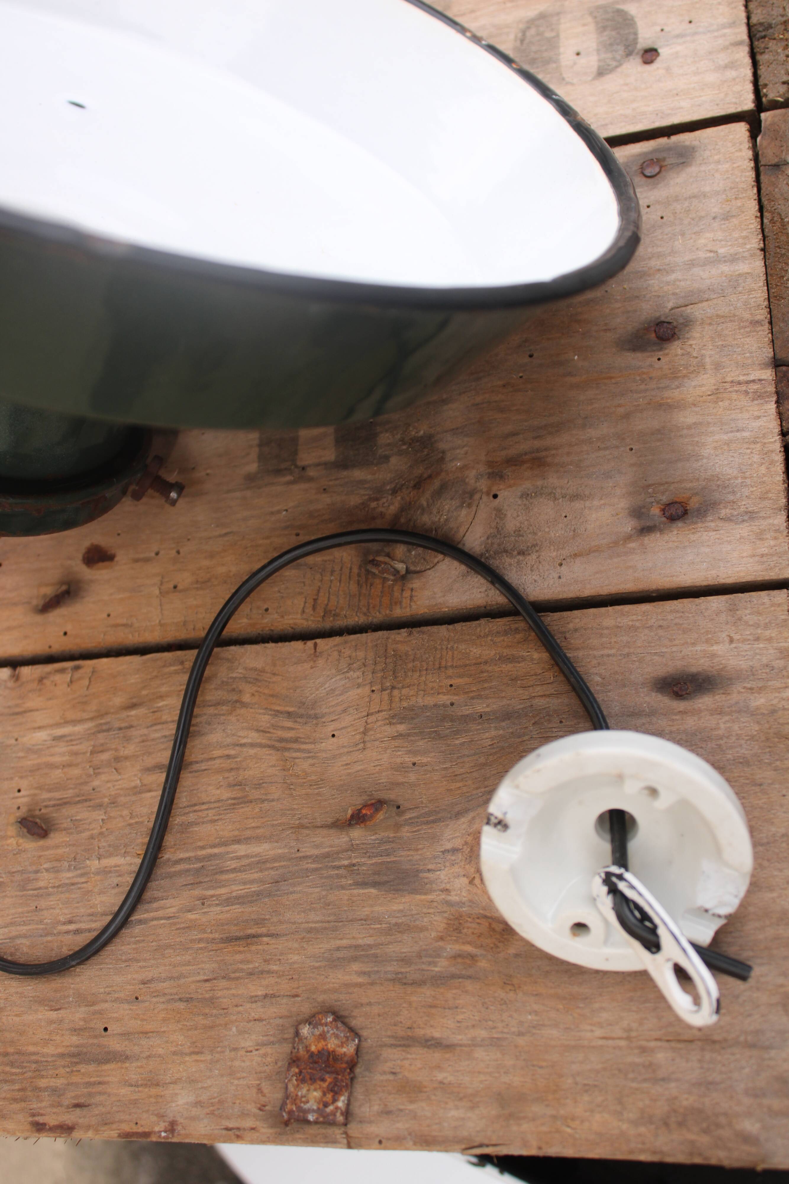 Green industrial enamelled suspension