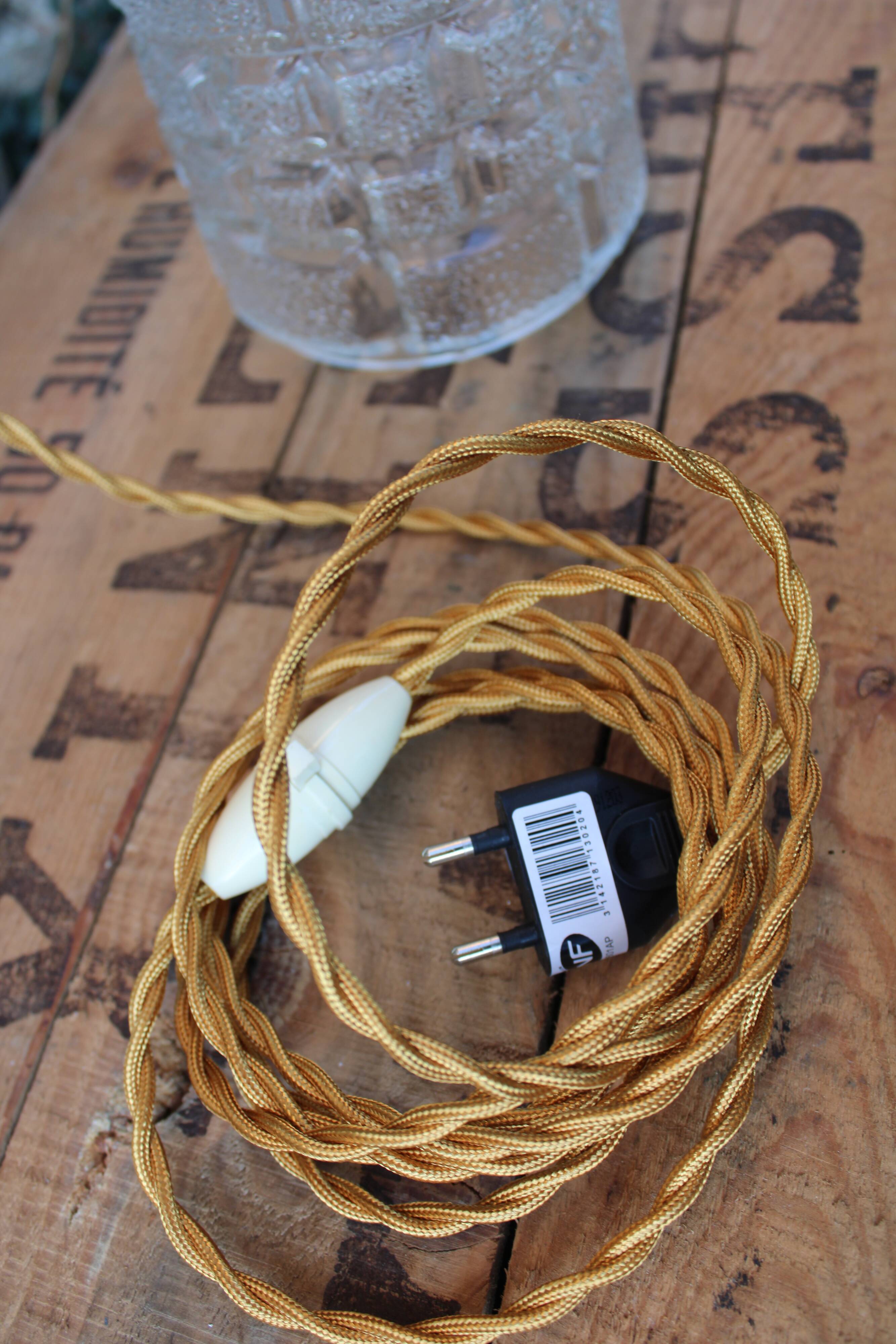 Moulded glass walk-in lamp