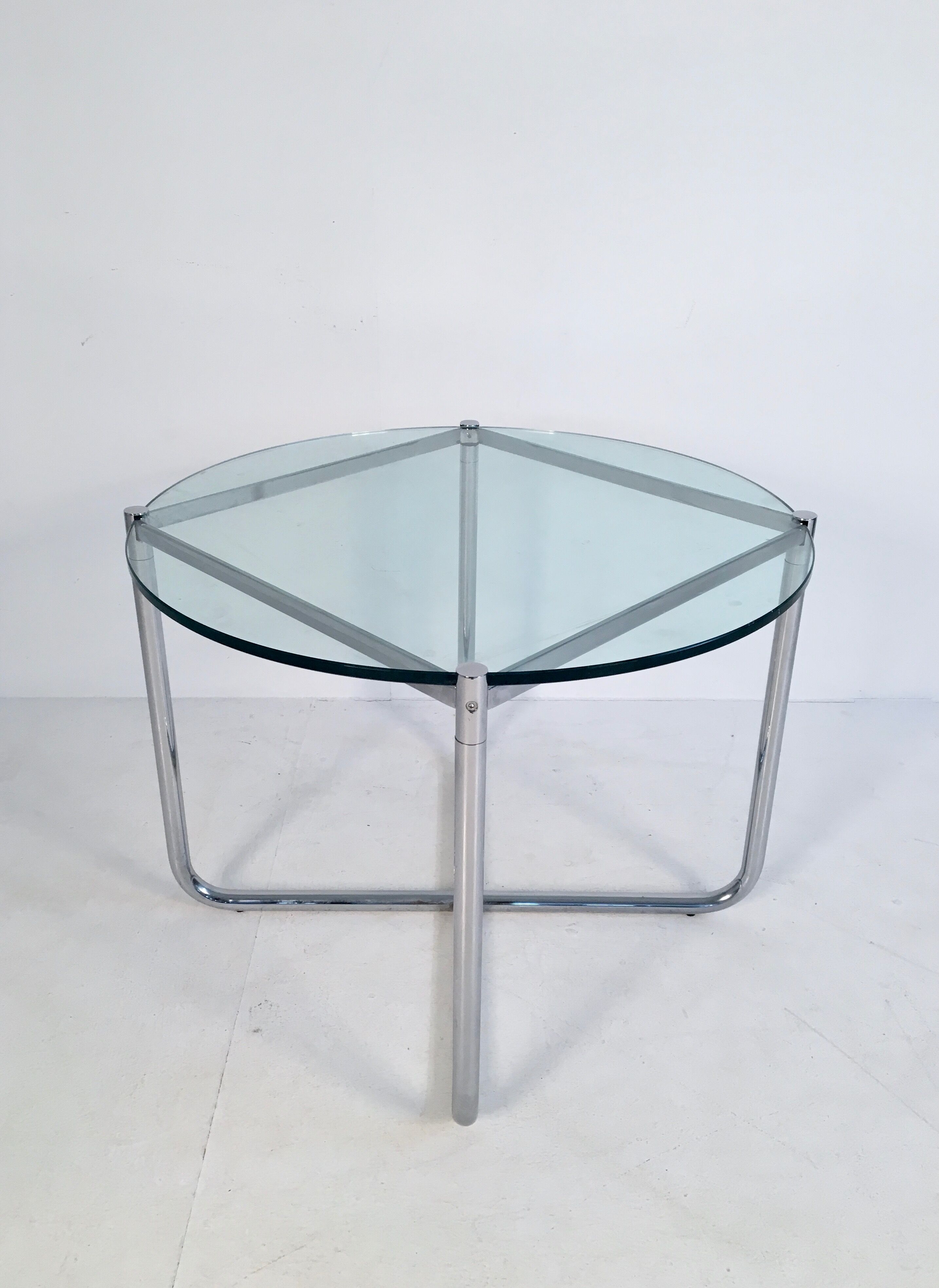 Table d'appoint en verre et chrome de Mies Van Der Rohe pour Knoll, vers 1970
