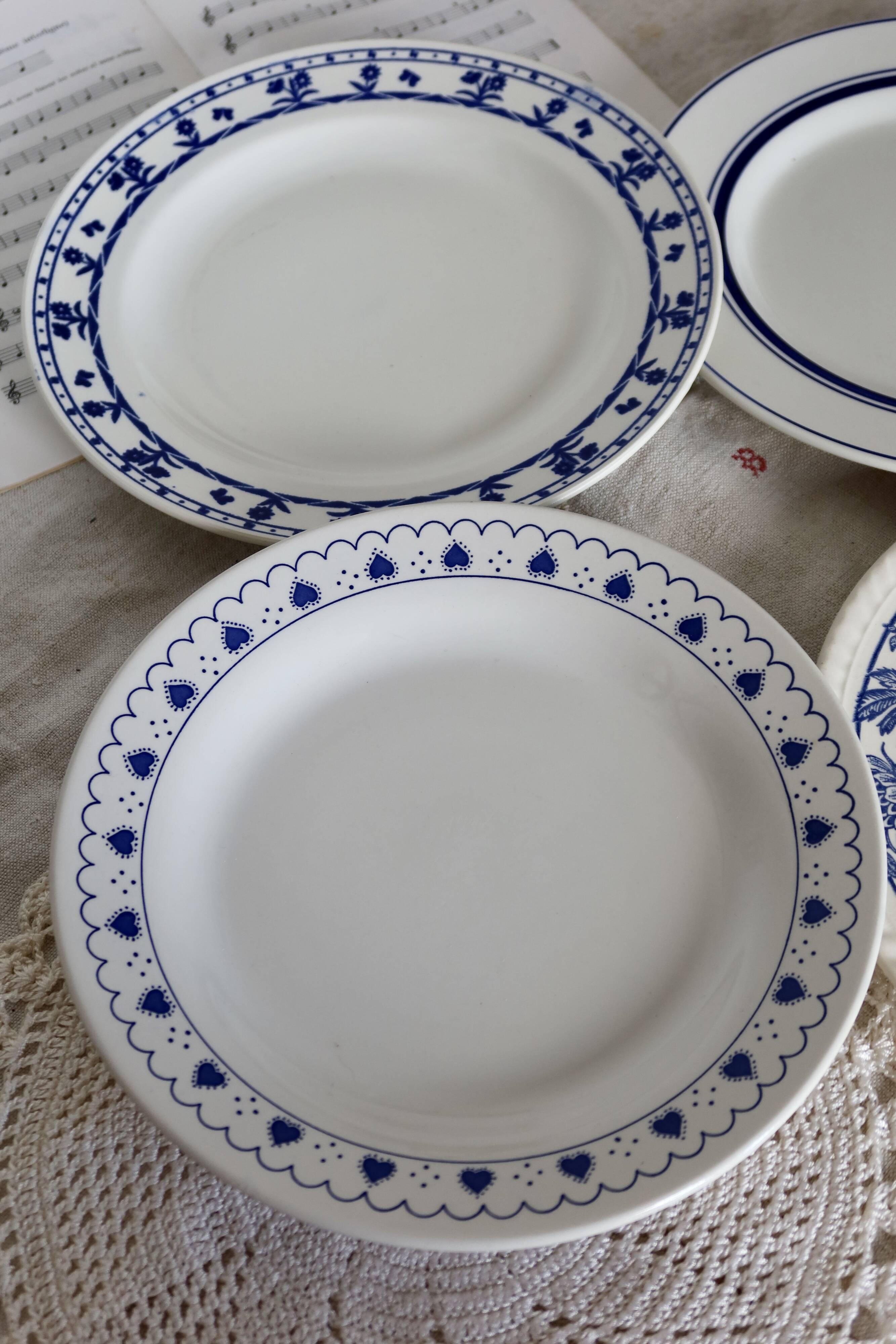 4 vintage mismatched flat plates in blue and white earthenware porcelain - Lot Emma