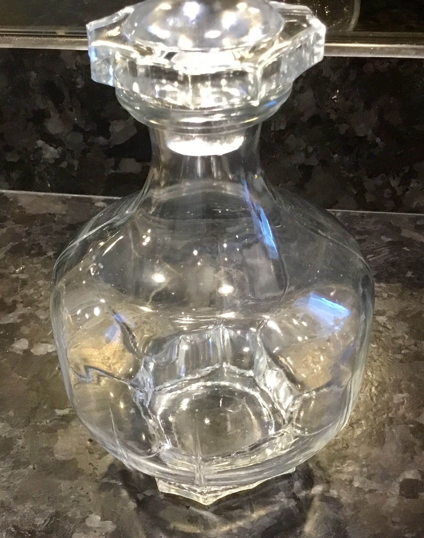 Carafe art deco en verre avec bouchon