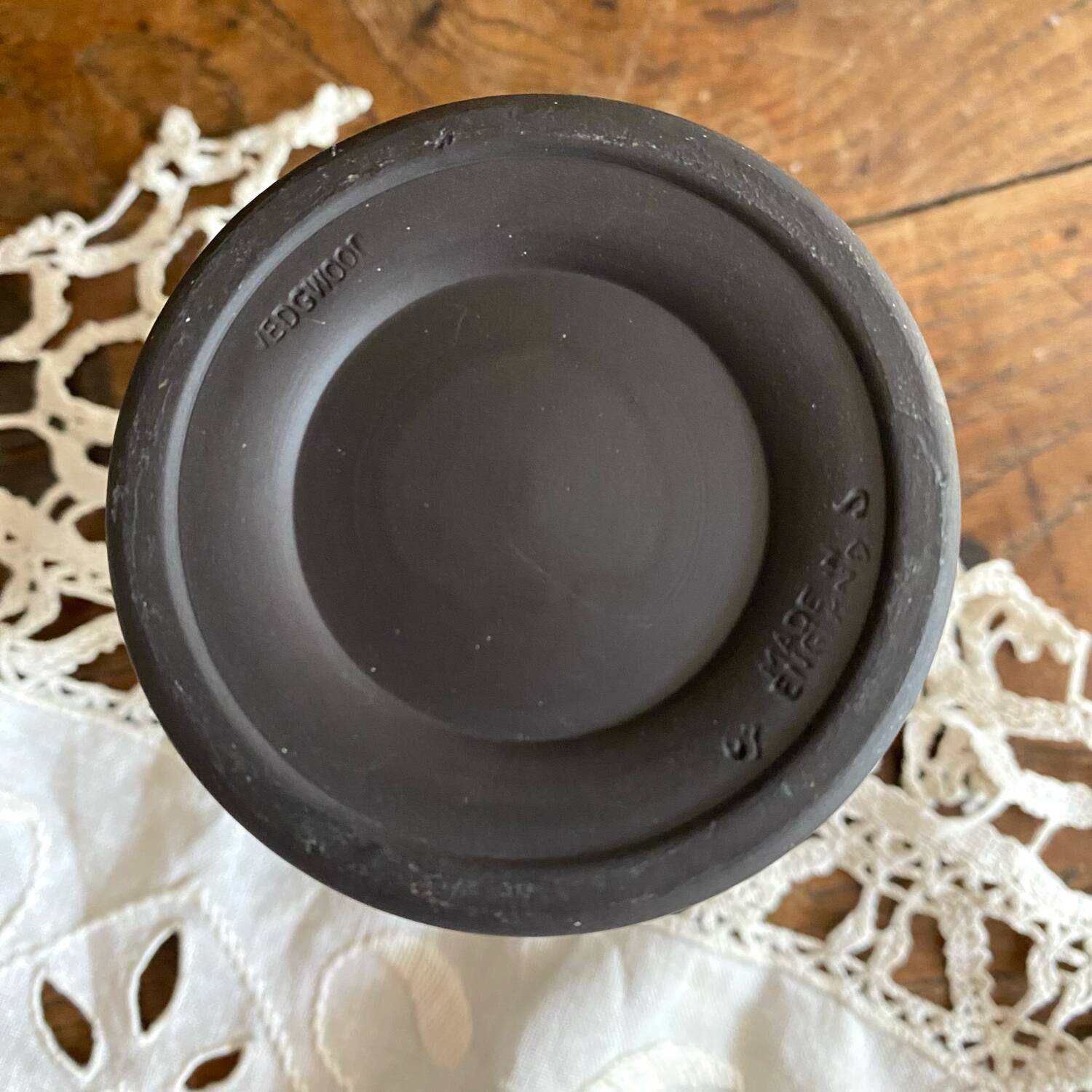 Wegwood England vase, 9.5 cm