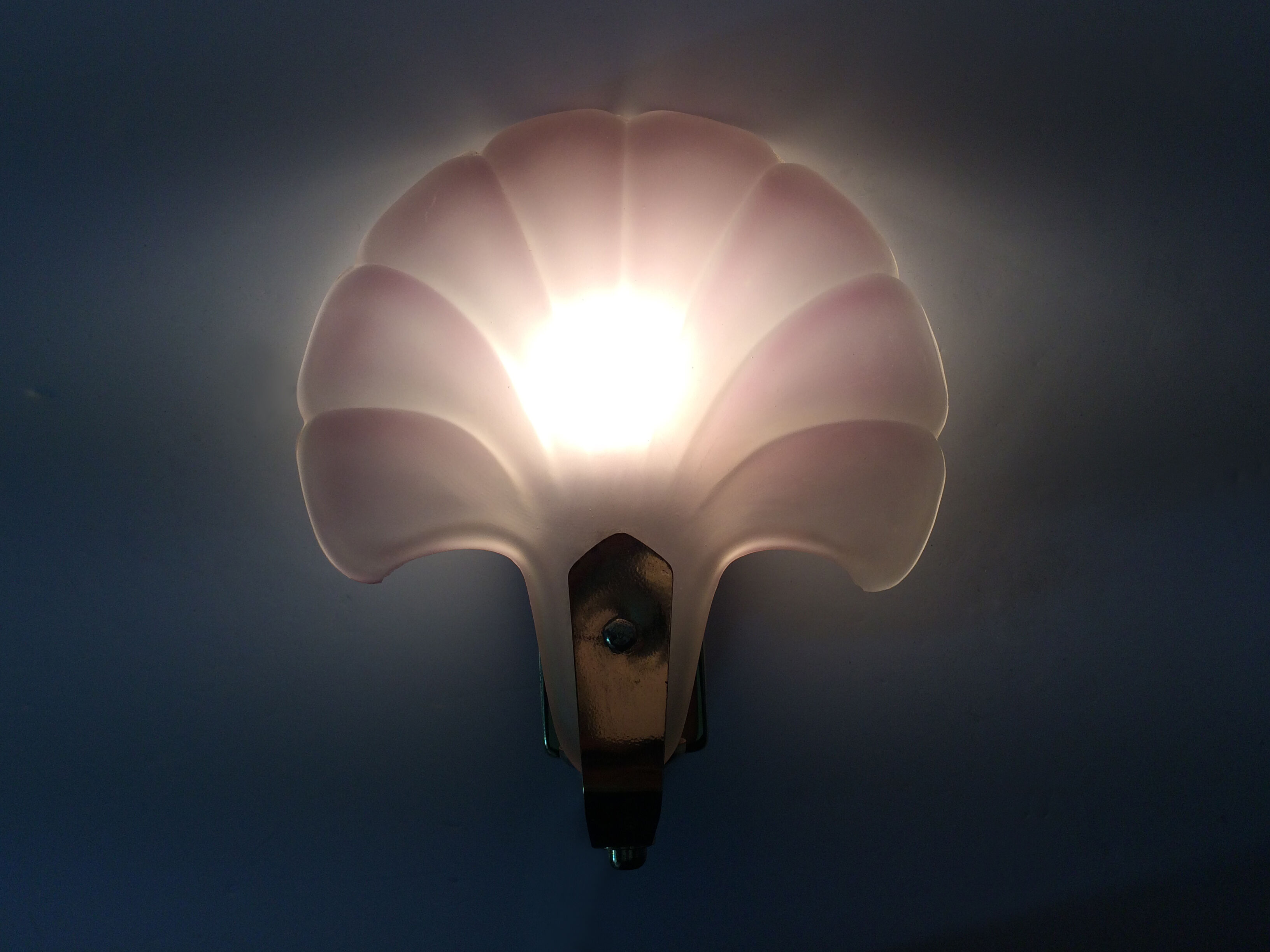 Wall wall lamp shell in pink scribbled glass, gilded metal and brass. Year 70