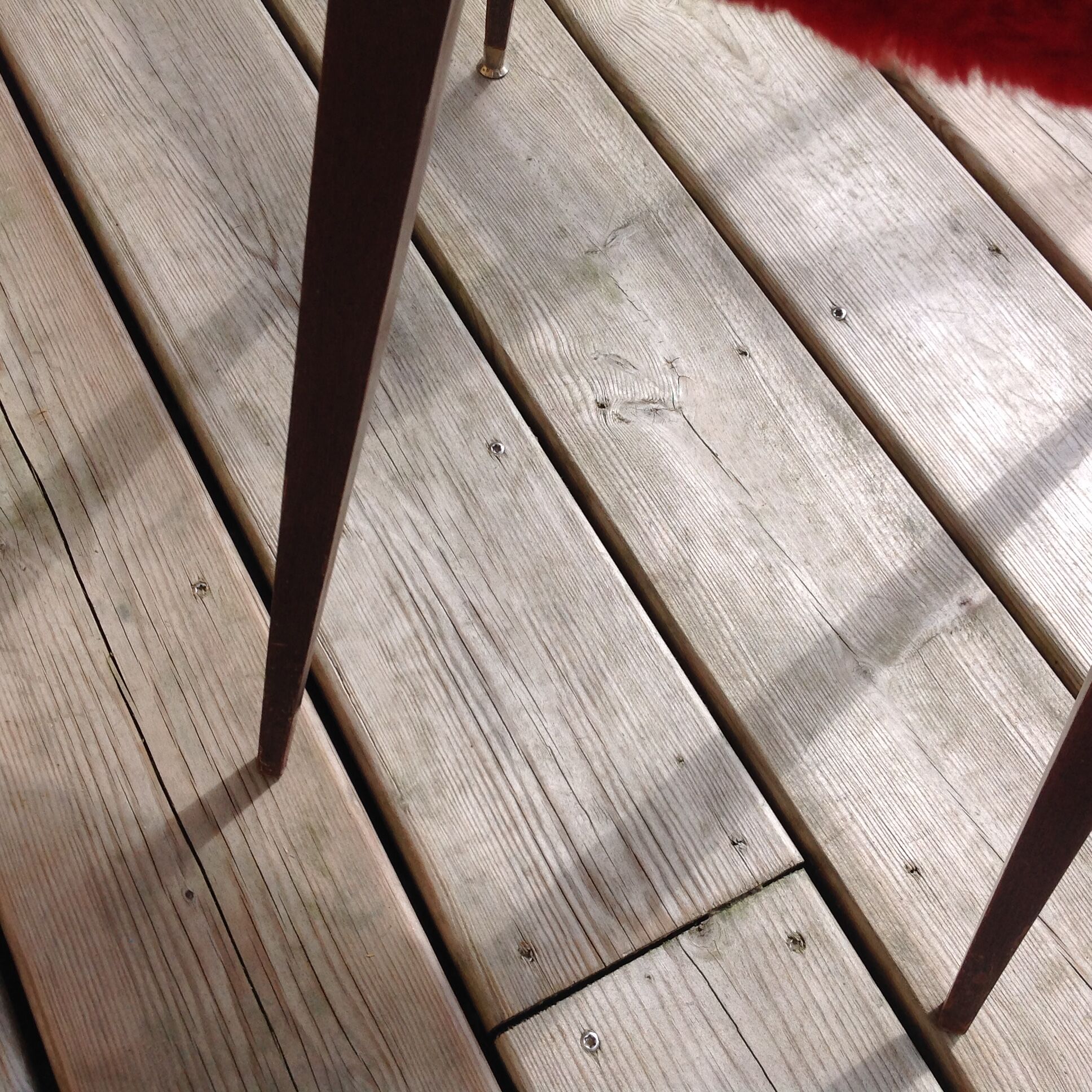 Chaise moumoute rouge pieds compas