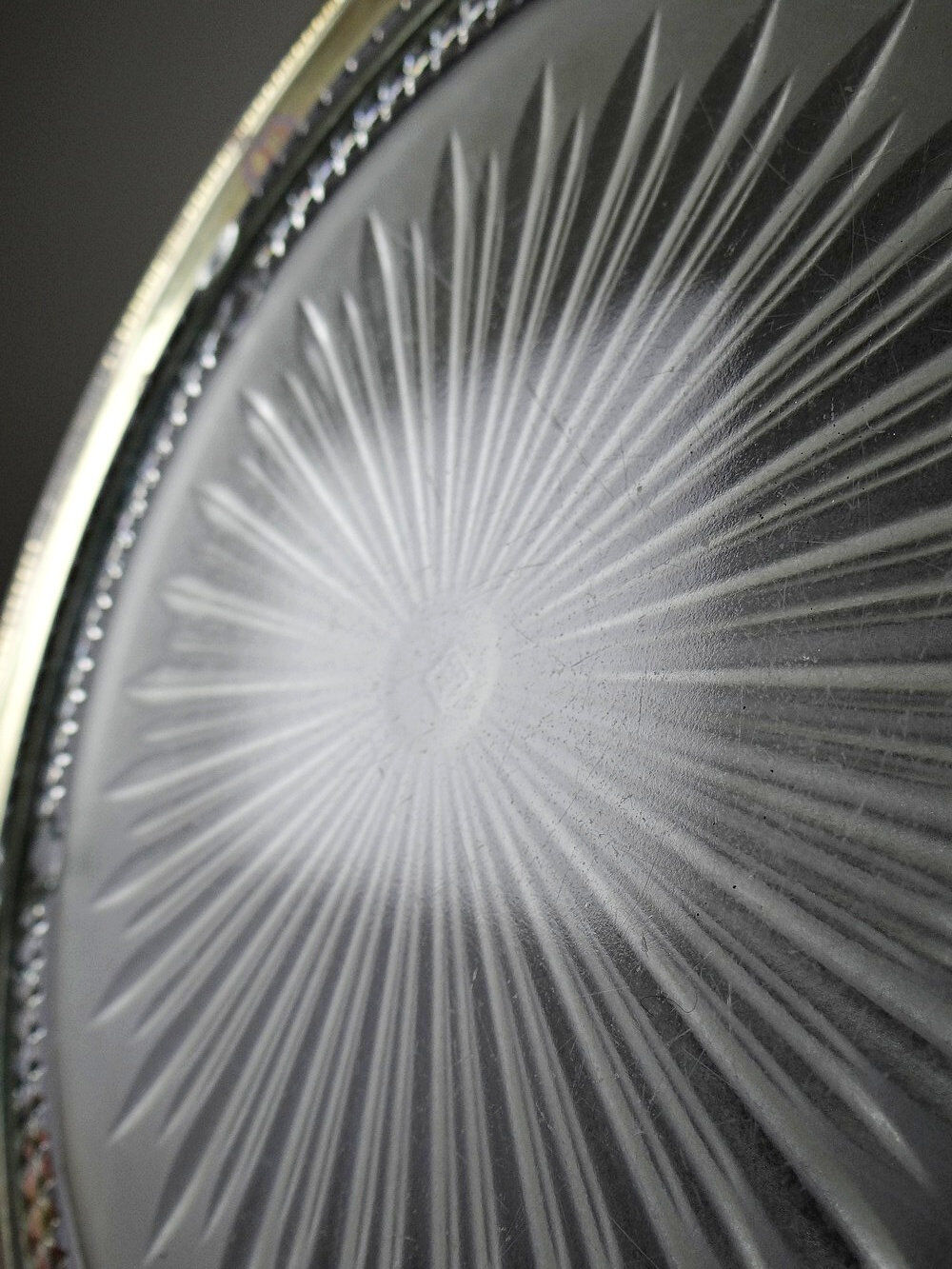 Plateau with handles, moulded glass and brass, Verlys, vintage Art Deco 1930-1940.