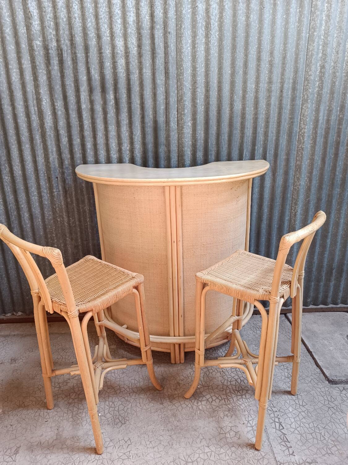 Vintage rattan wicker bar + 2 bar stools