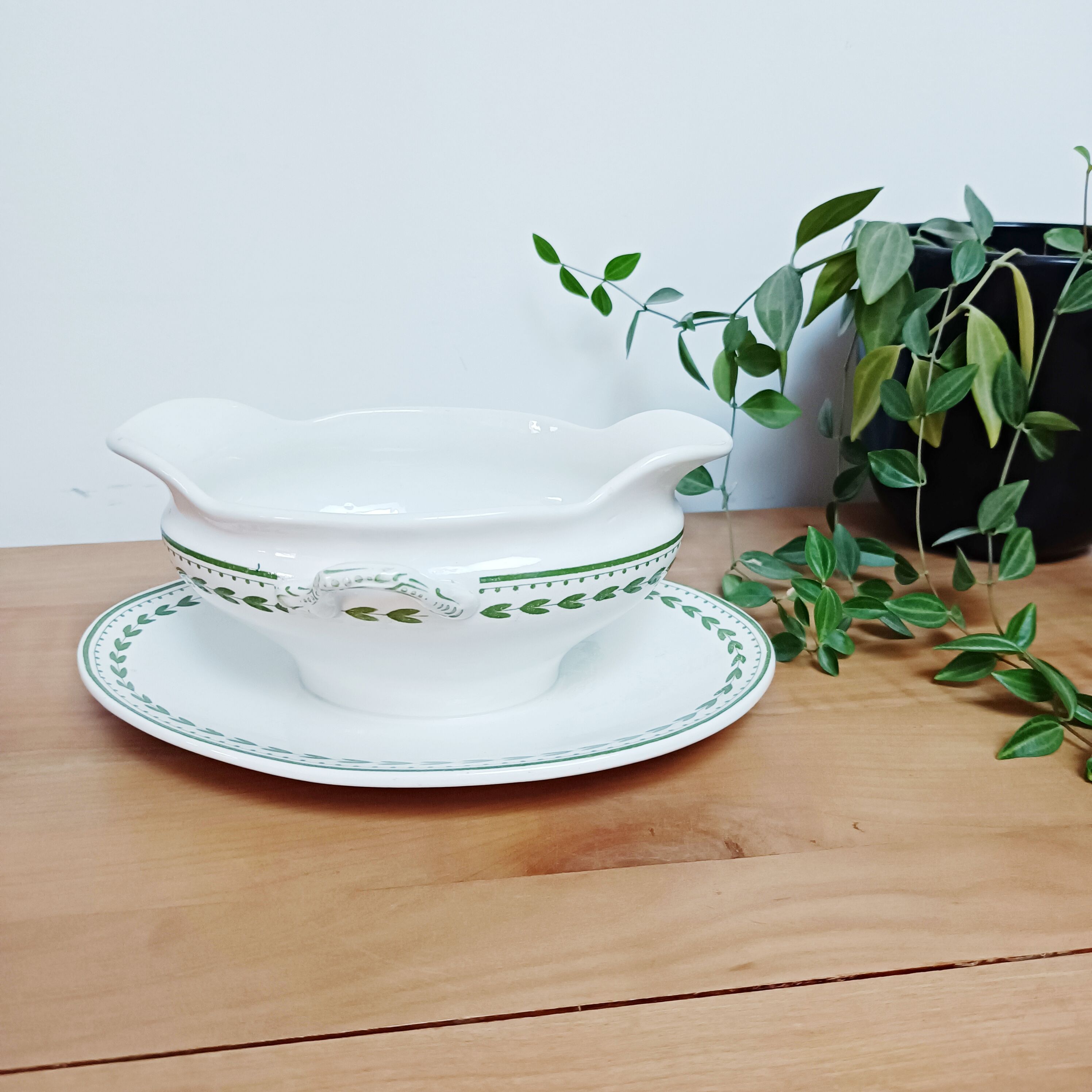 Old iron clay sauce boat BFK Boch La Louvière Laurier