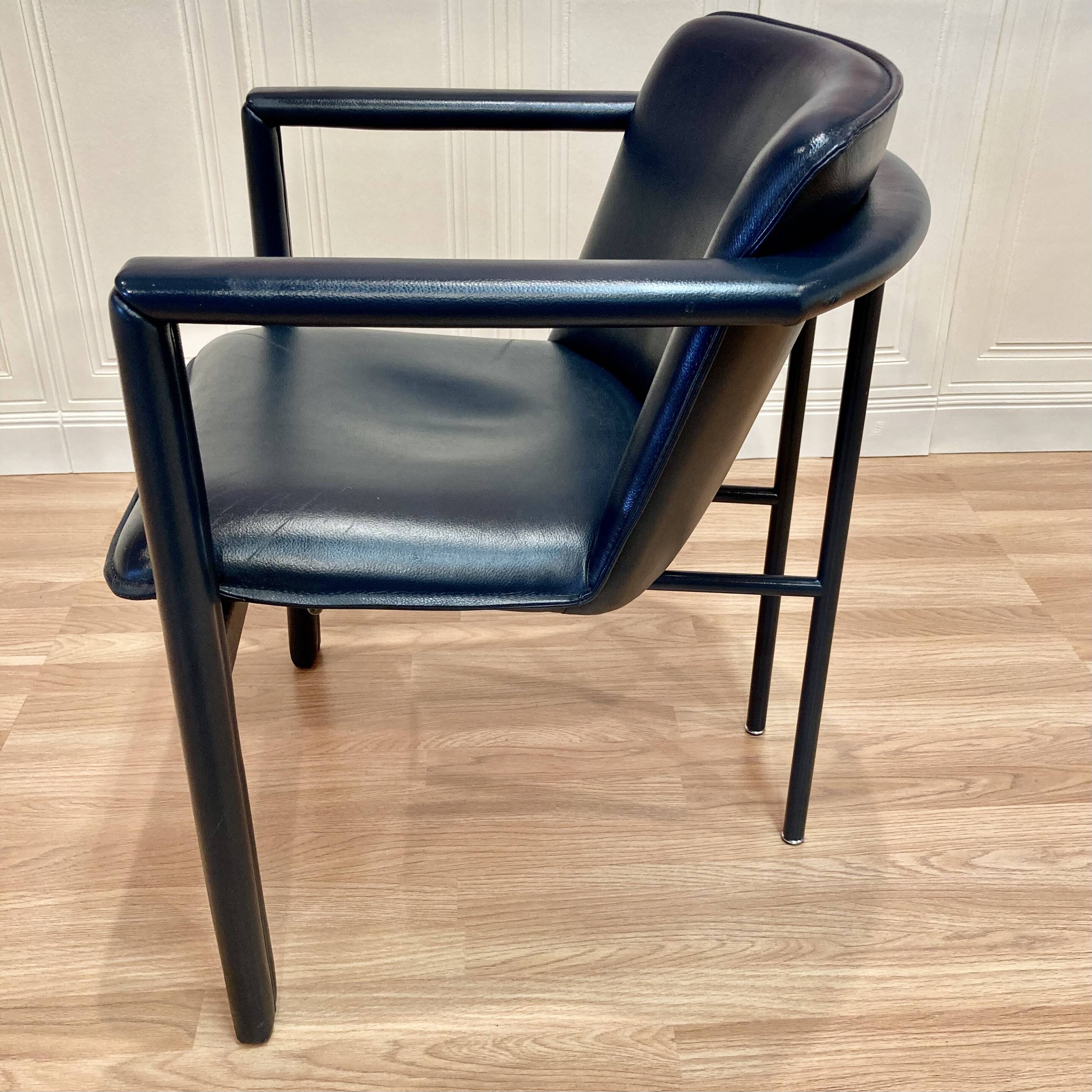 3 fauteuils en cuir et métal