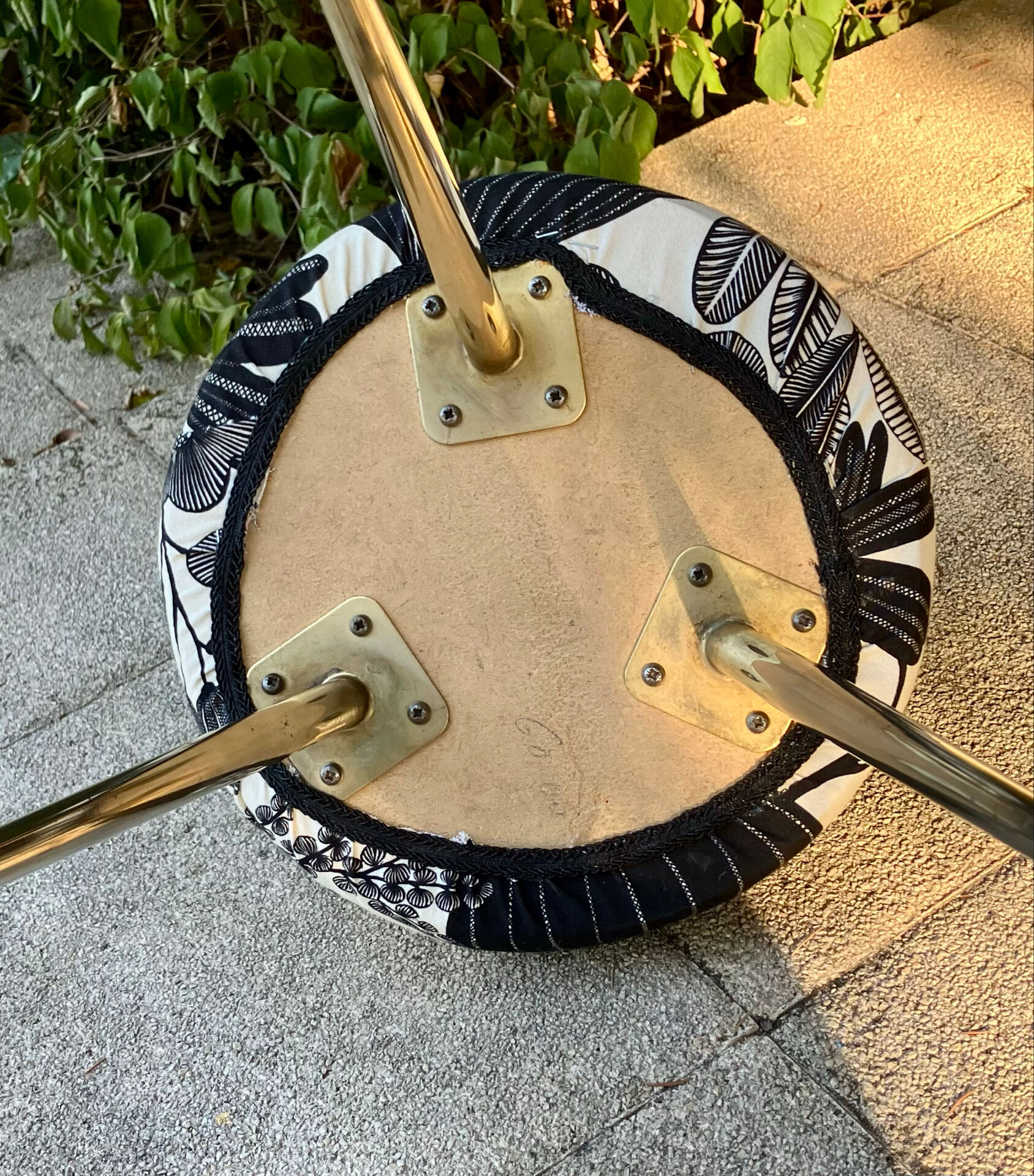 Tabouret tripode style Pelfran