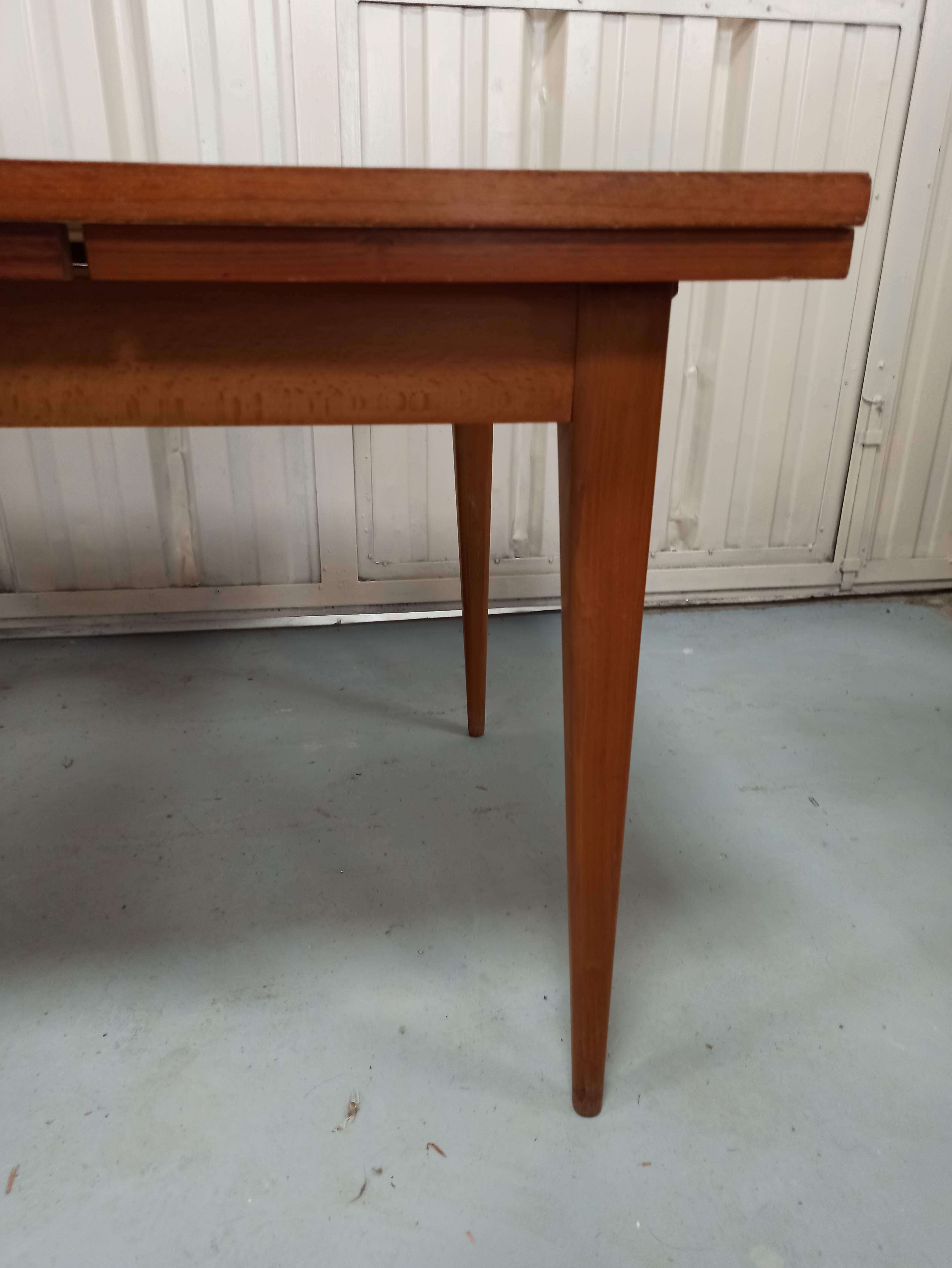 Scandinavian style table 50 year with 2 elongations