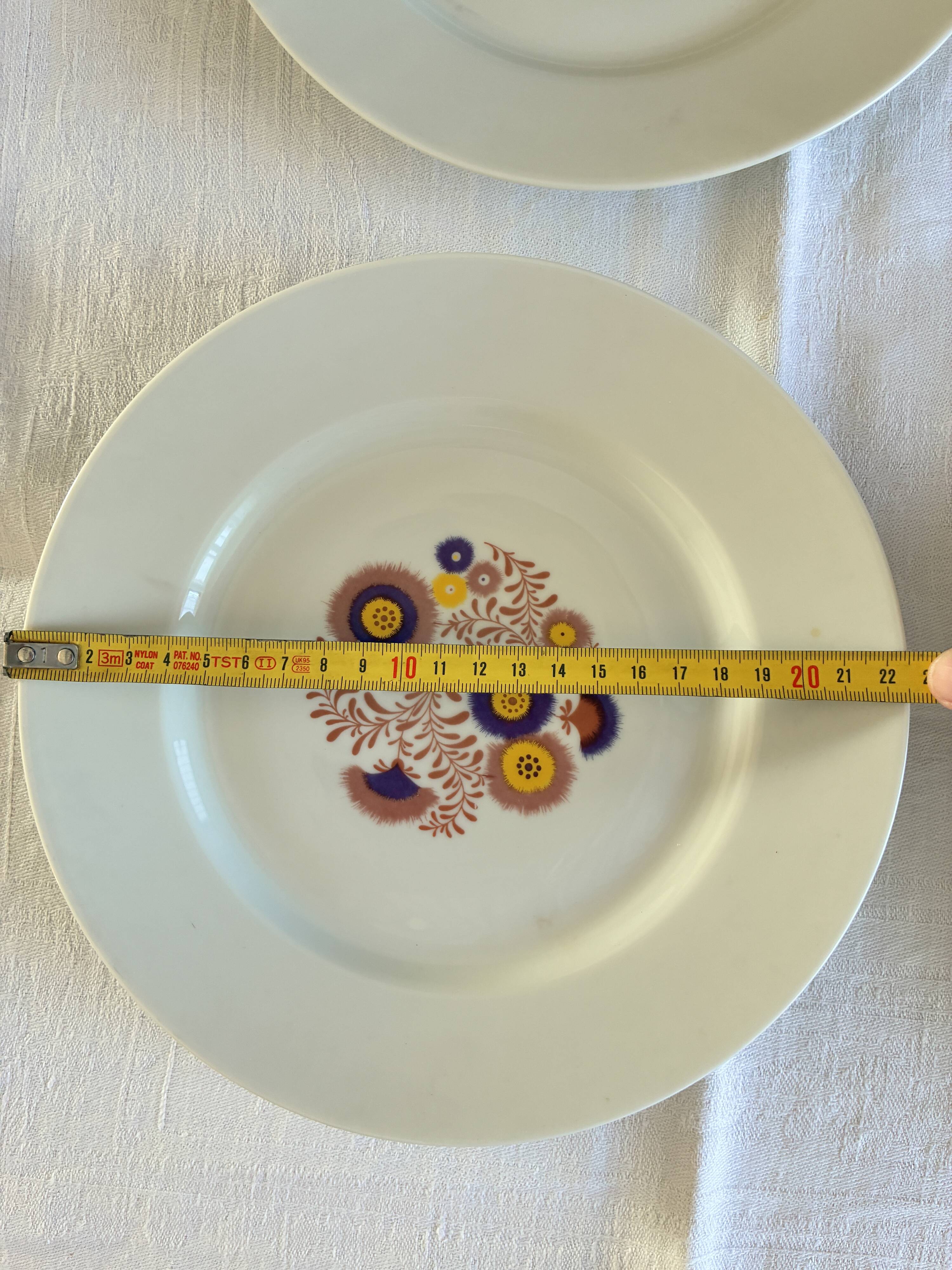 Assiettes seventies en porcelaine de Limoges