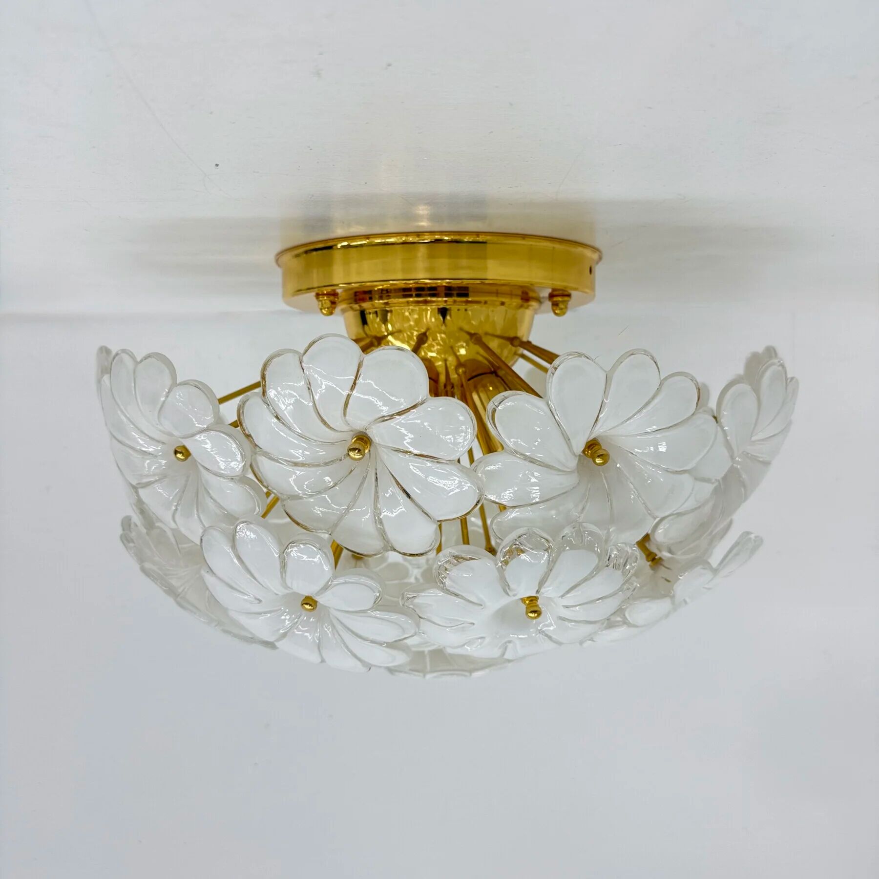 Plafonnier floral en verre blanc de Murano, italien, des années 1970.