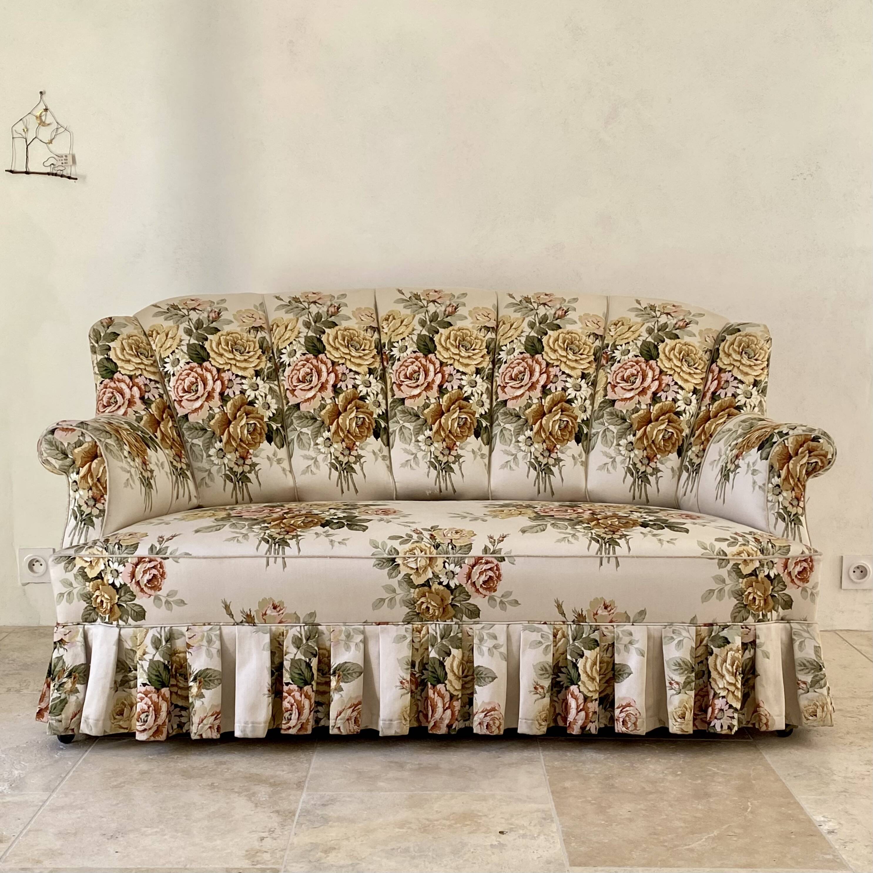Napoleon III floral toad sofa with boudoir spirit and sliced backrest.