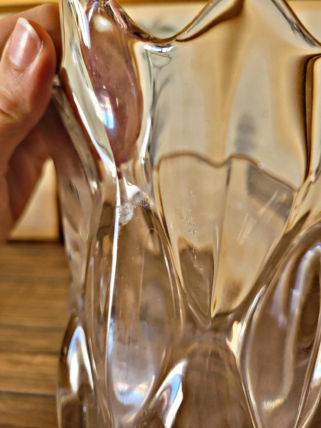 Flared glass vase in the shape of a flower / corolla, bubble effect in the style of Vannes art.