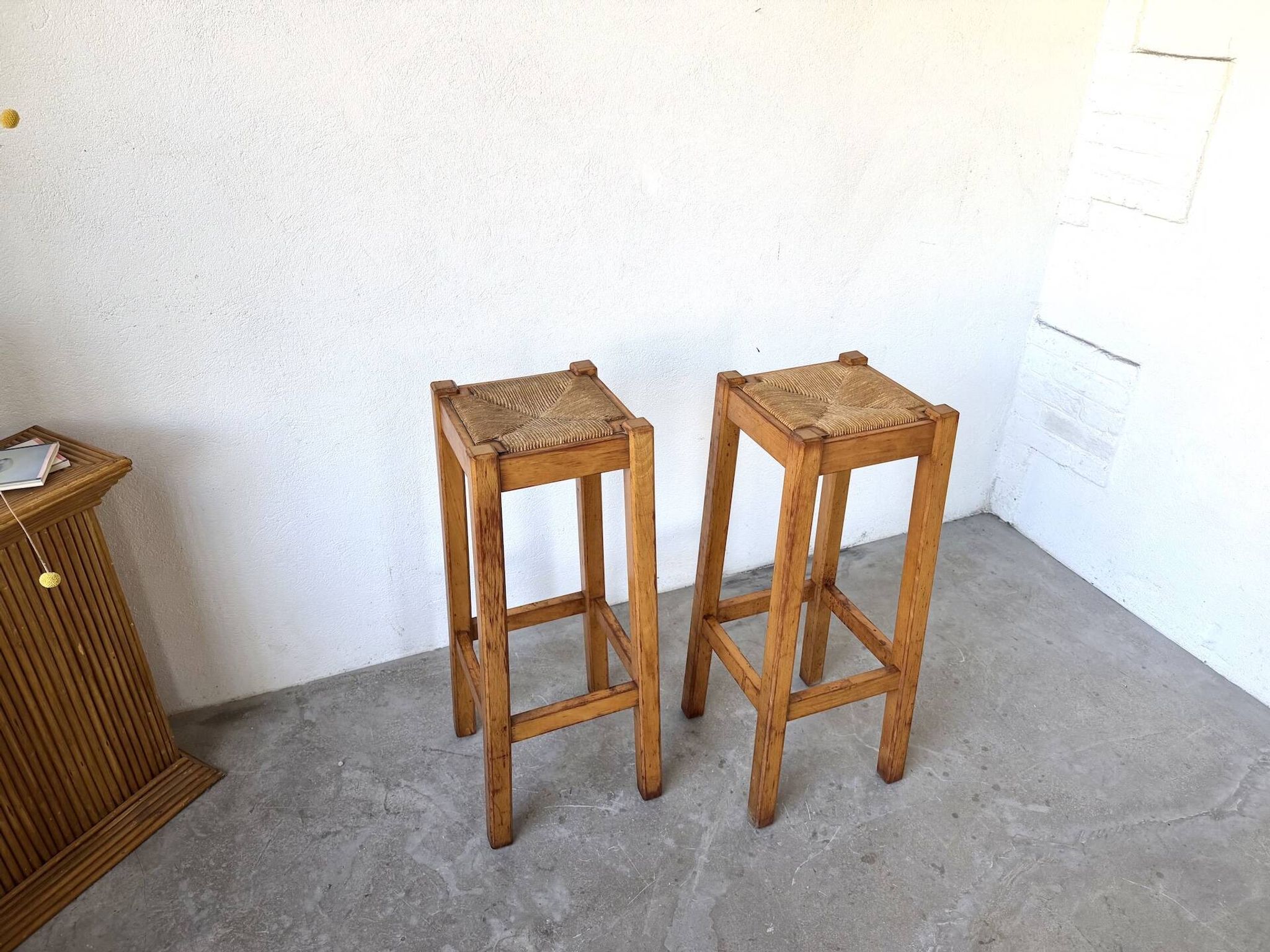 Pair of high stools in solid wood and woven straw Brutalist Style