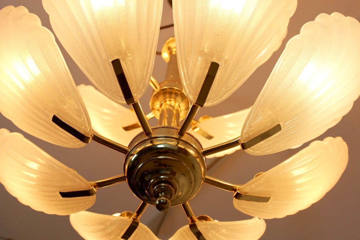 Lustre en laiton avec des coquilles de verre de Murano, années 1970