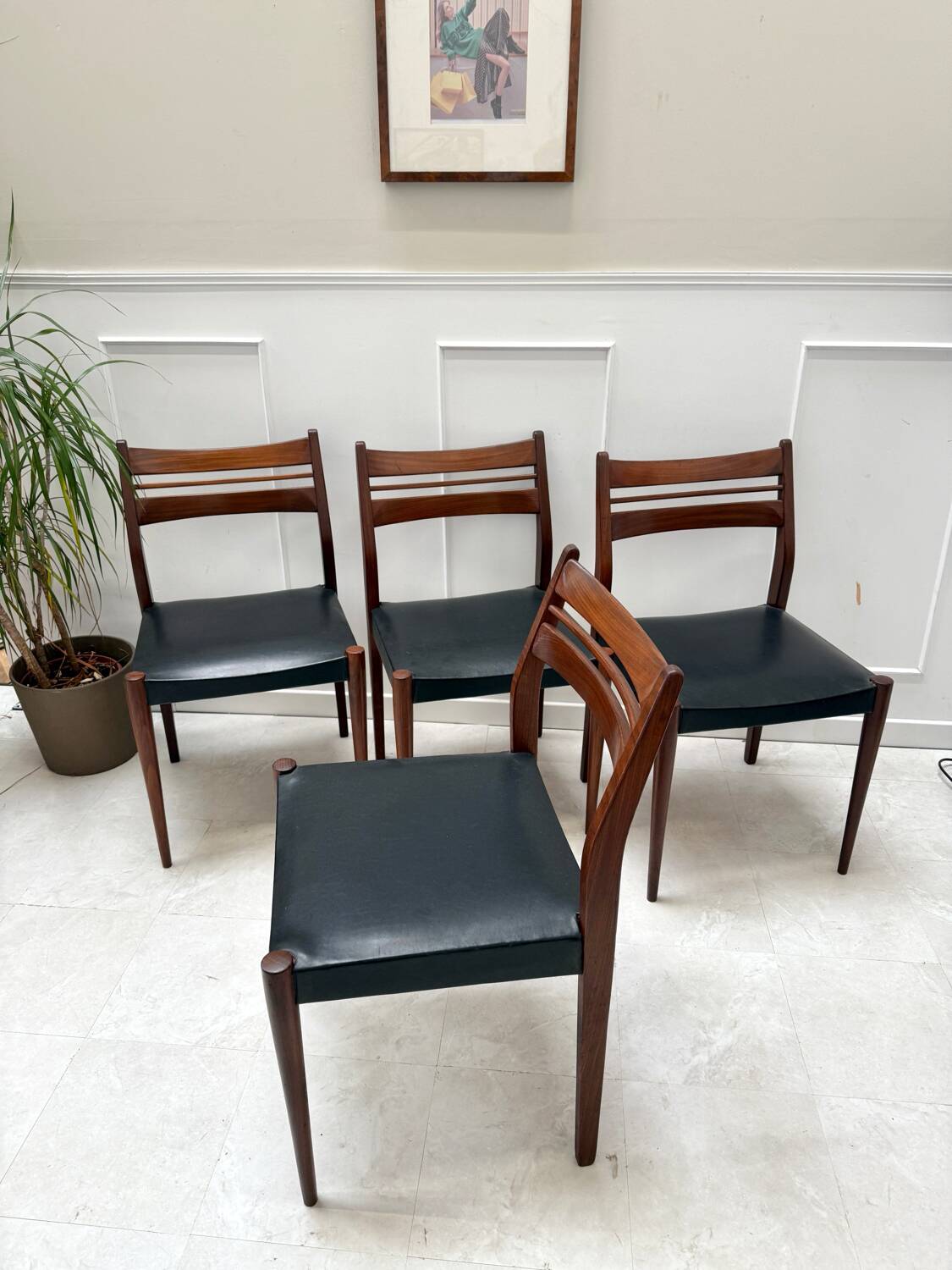 4 chaises scandinaves