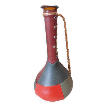 Bouteille ambrée recouverte de cuir coloré avec anse entourée de fil, vintage