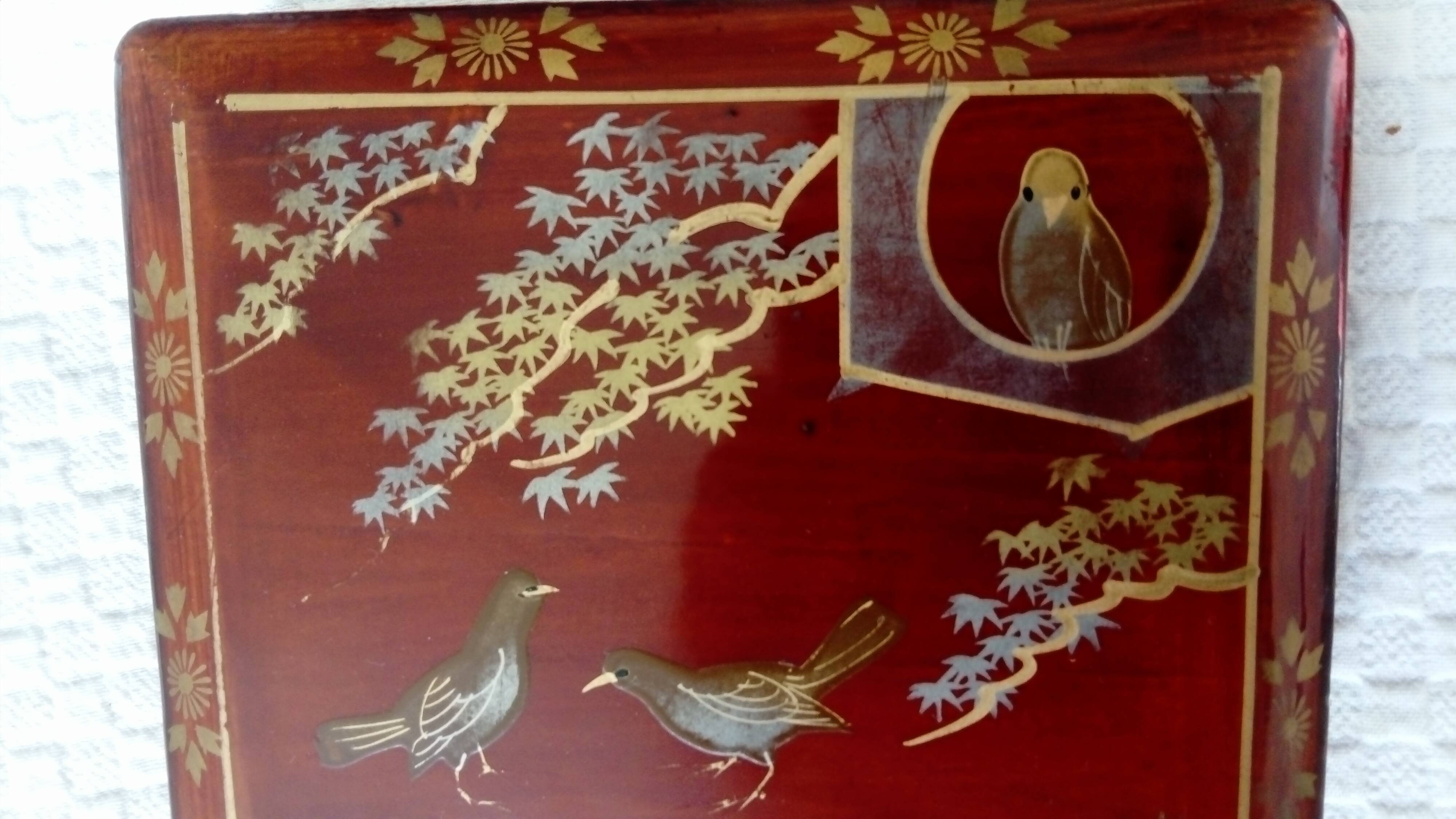 Coffret ou boîte à bijoux en bois laqué à décor d'oiseaux et branchages. Chine?  Japon?