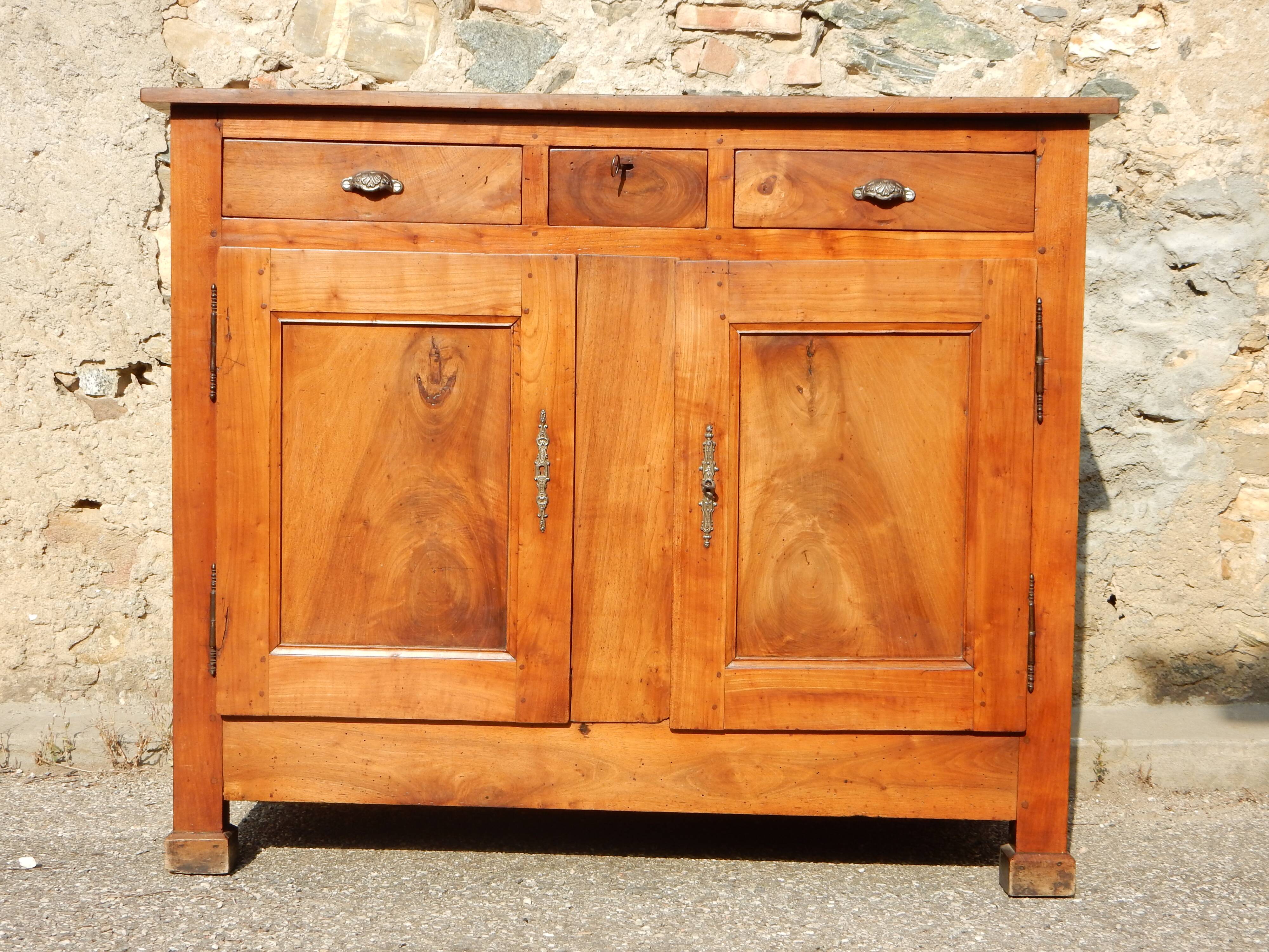 Ancien buffet de famille très élégant en noyer