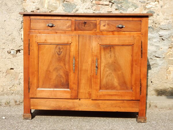 Ancien buffet de famille très élégant en noyer