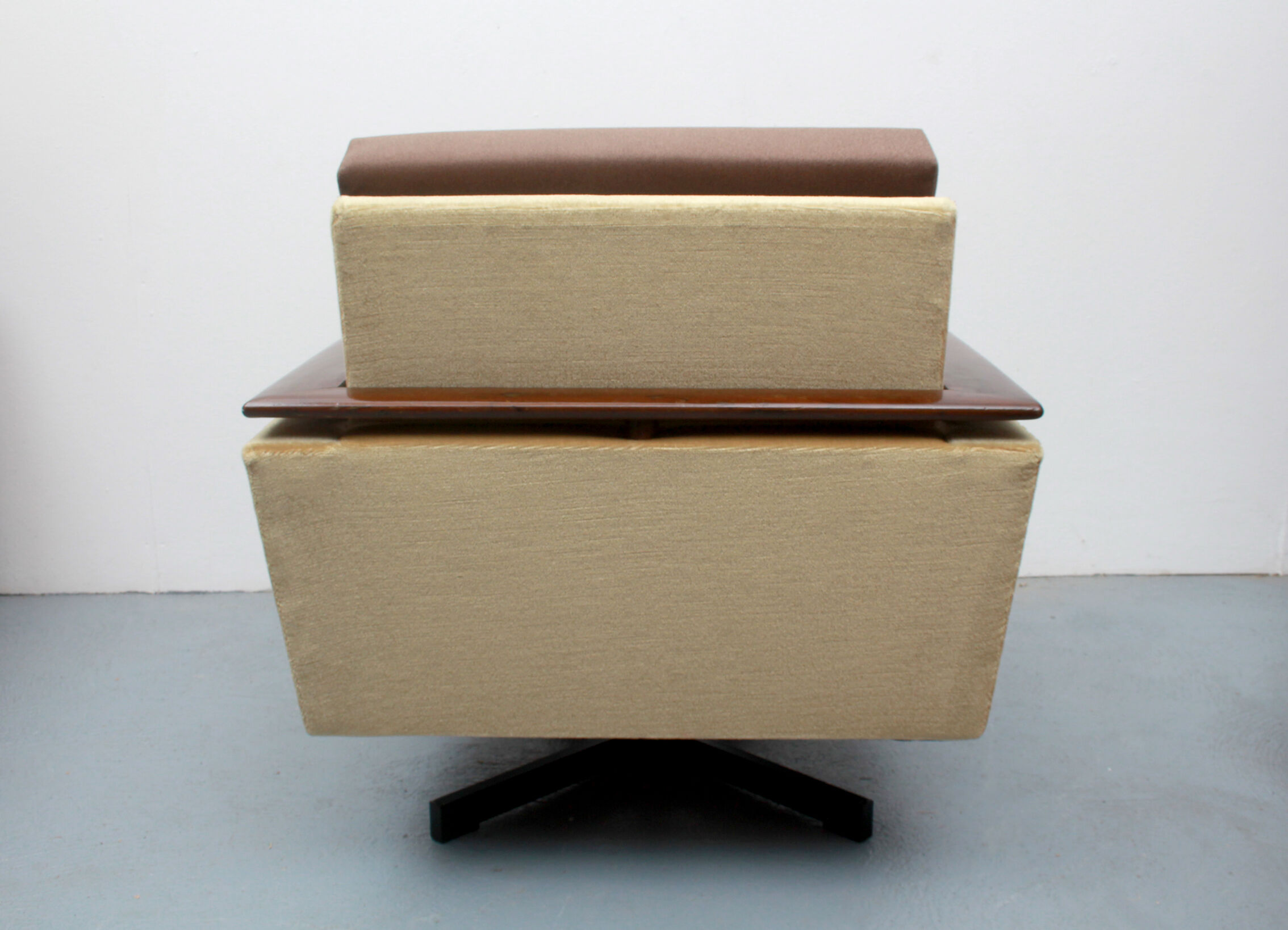 Fauteuil pivotant des années 1960 en mohair-velours