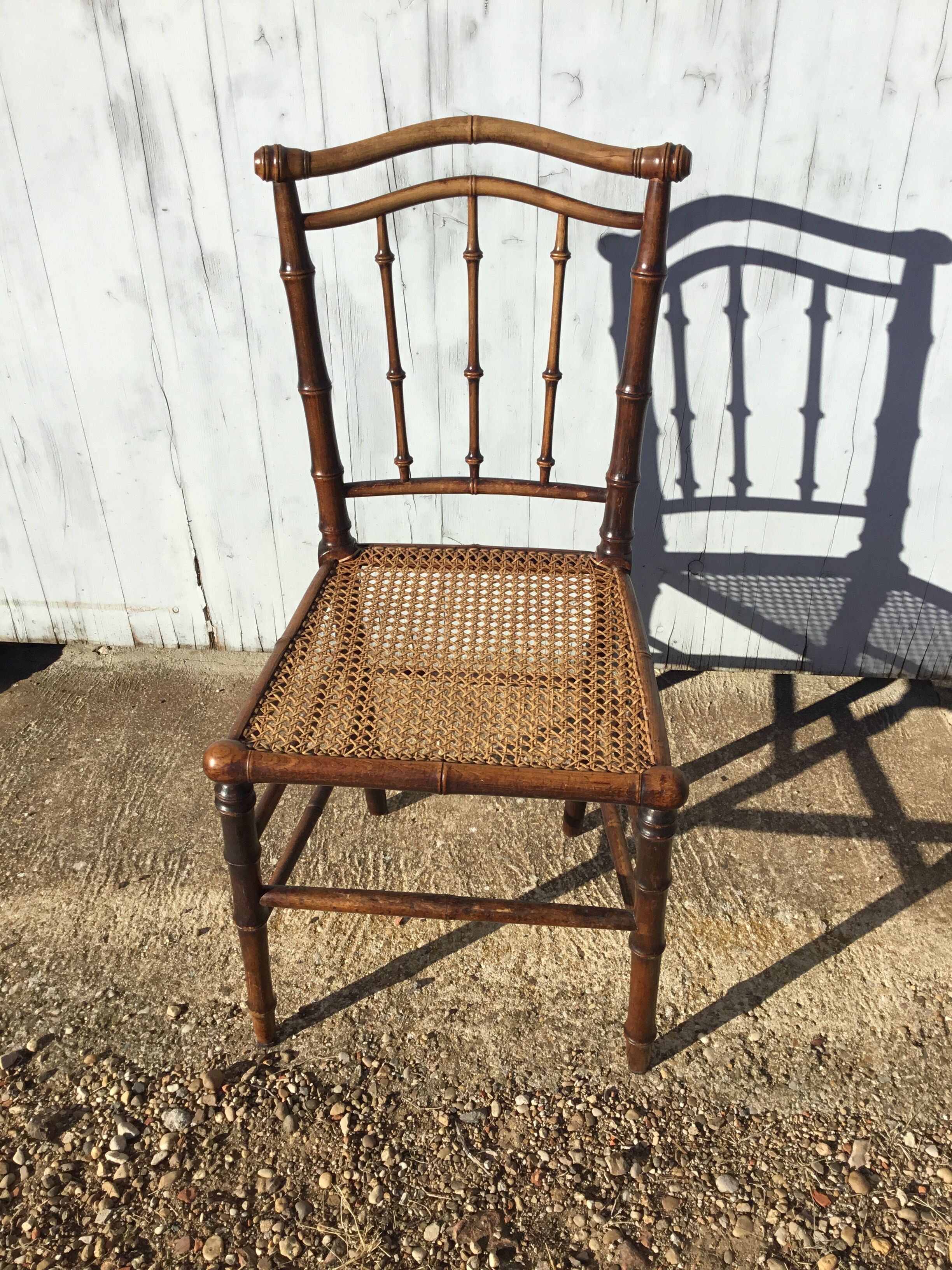 Chaise en bambou cannée