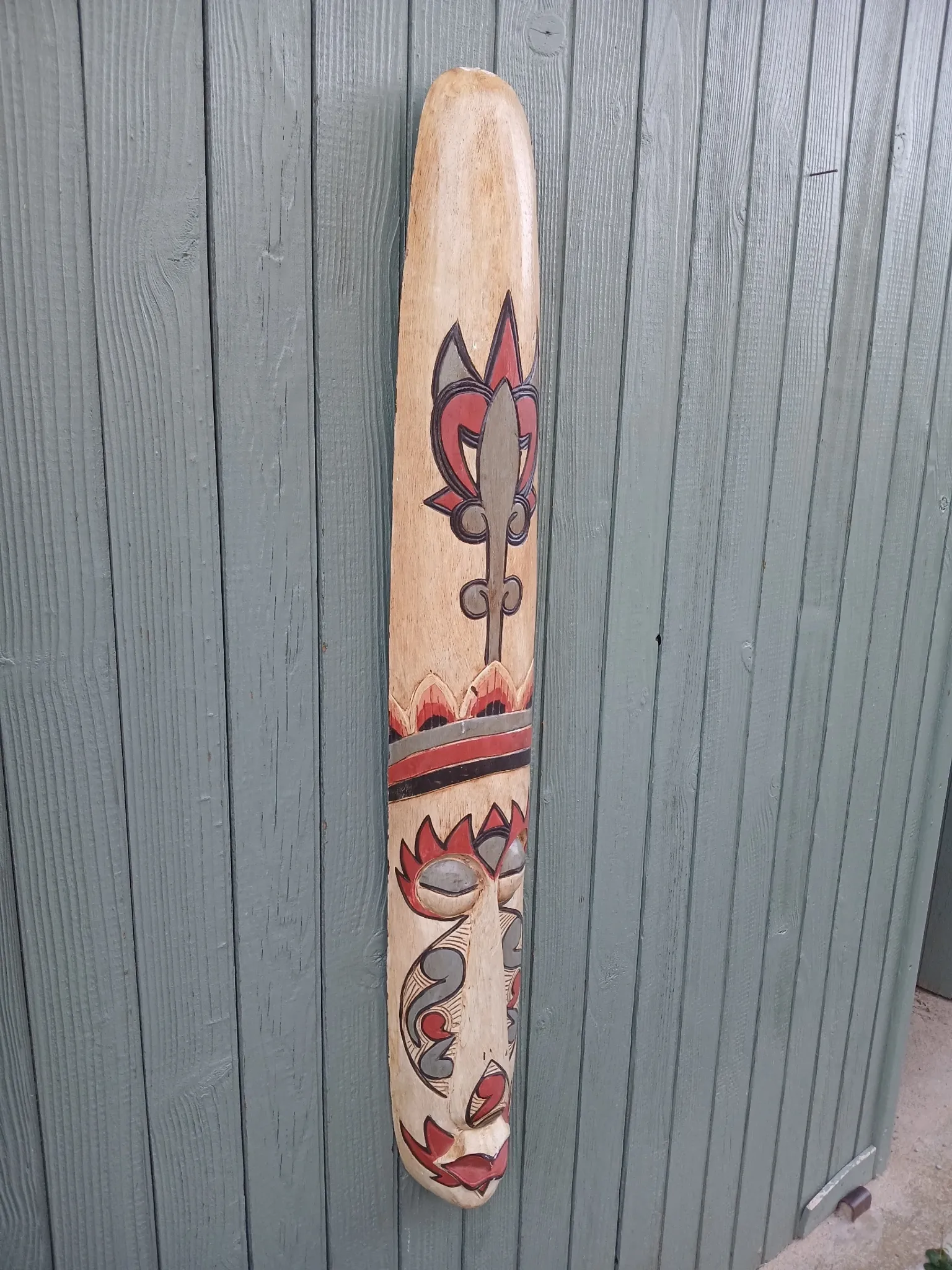 Masque totem en bois sculpté