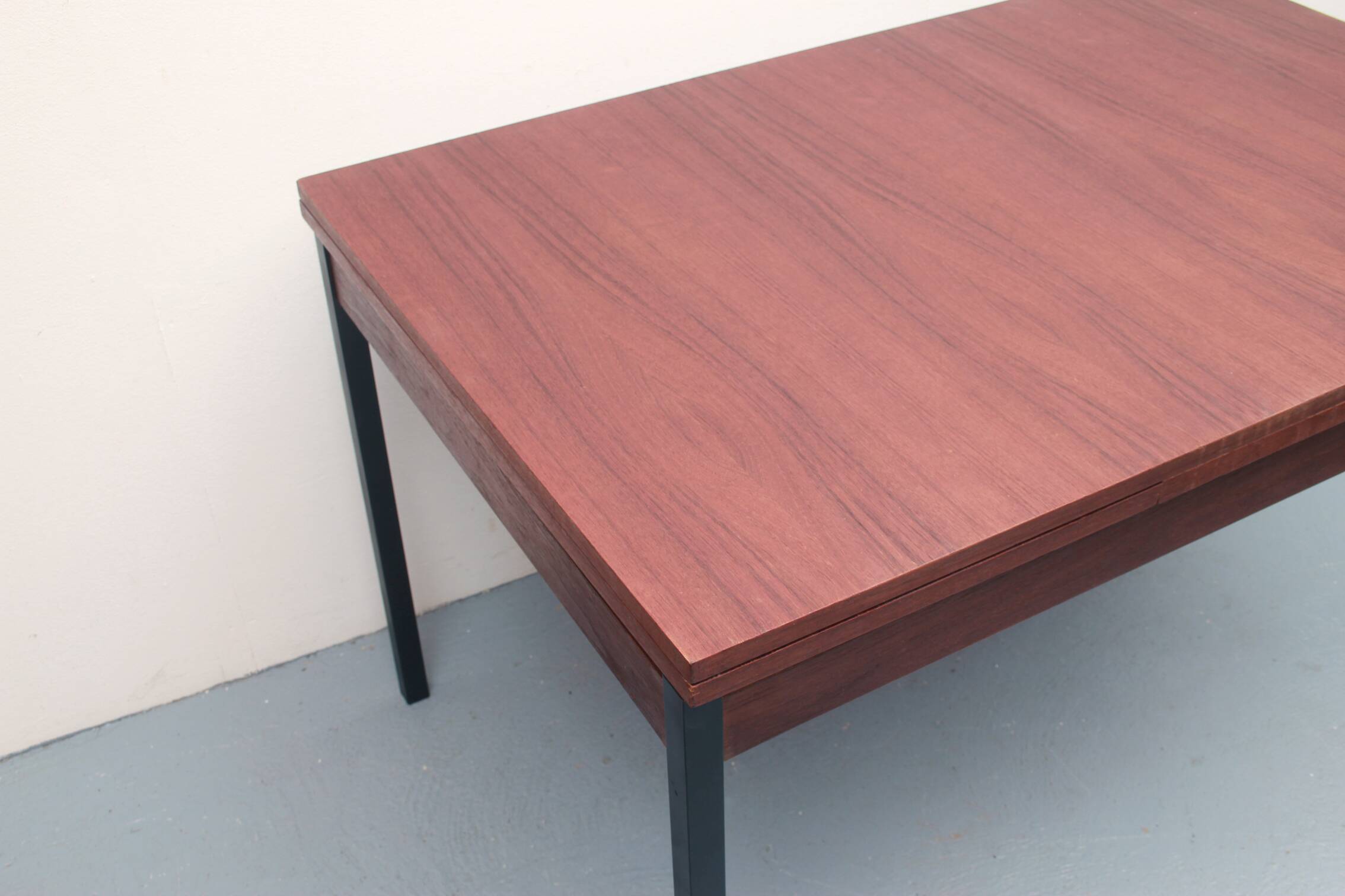 Table à manger extensible des années 60 en teck et métal