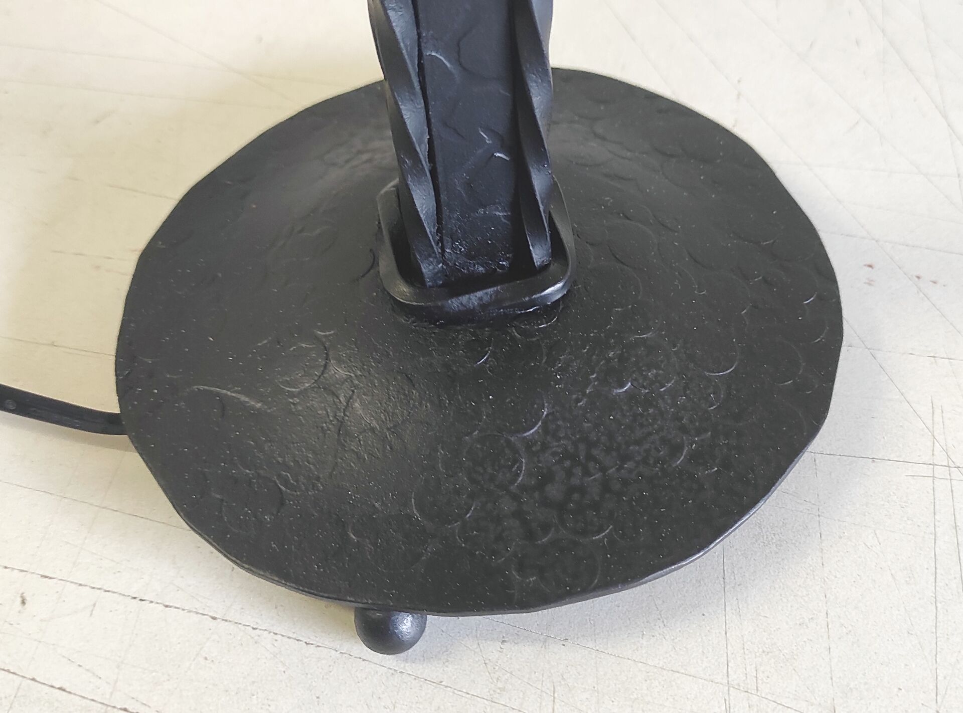 Art Deco table lamp in wrought iron and opaline - 1930s/40s