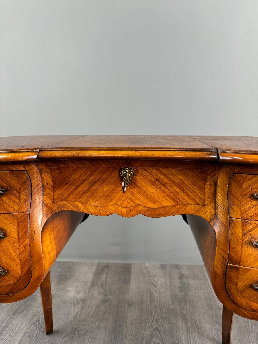 Coiffeuse de style Louis XV marquetée, XXe siècle