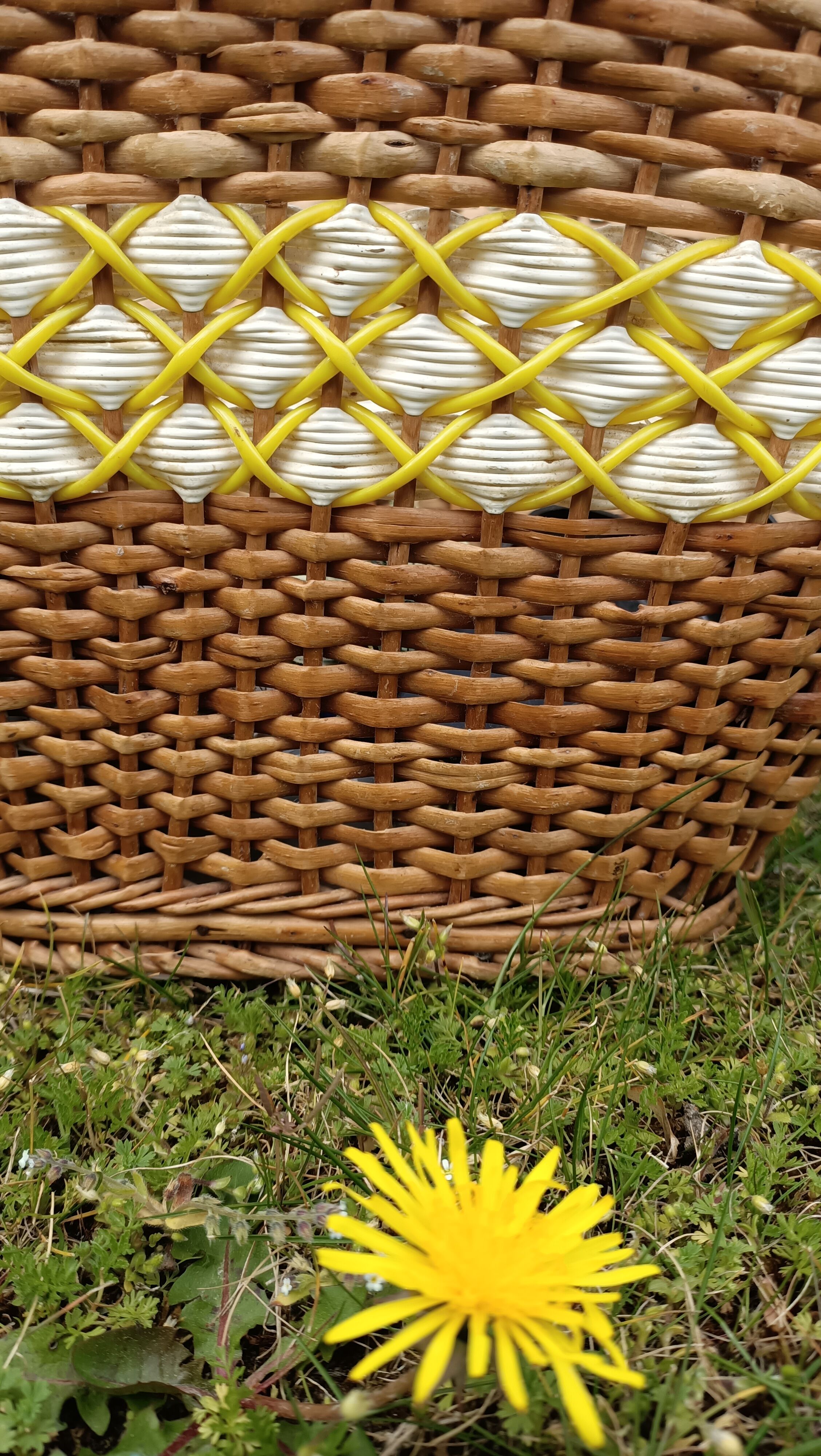 Vintage woven wicker and scoubidou basket