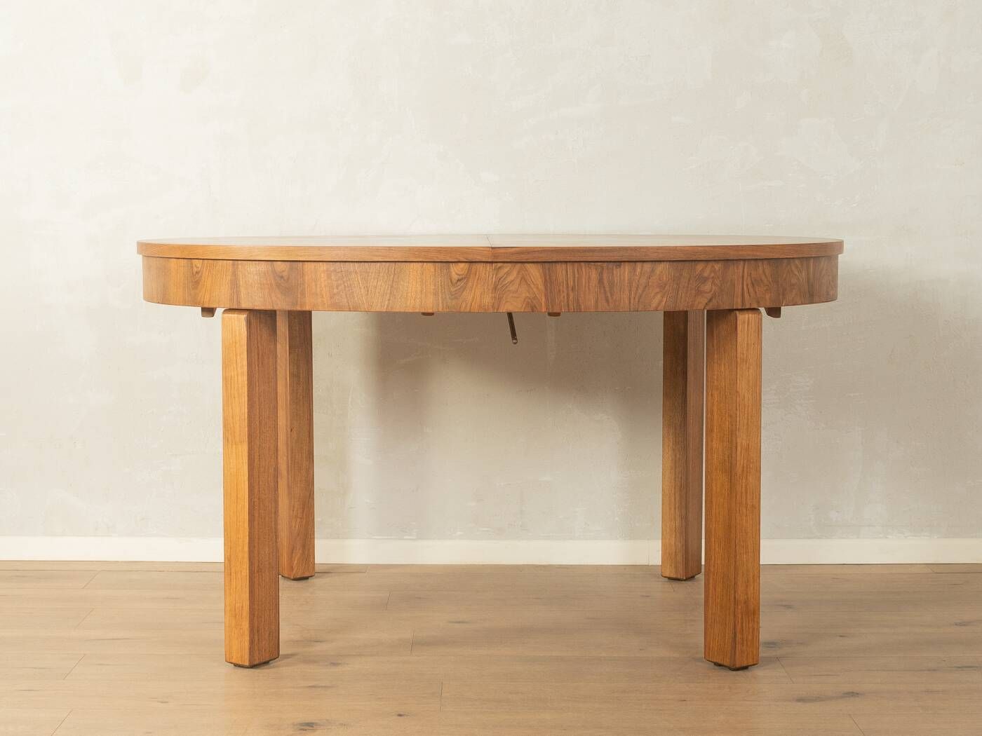 Elegant extendable dining table by Ruscheweyh, 1930s, walnut