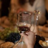 Pair of blown wine goblets - Claws