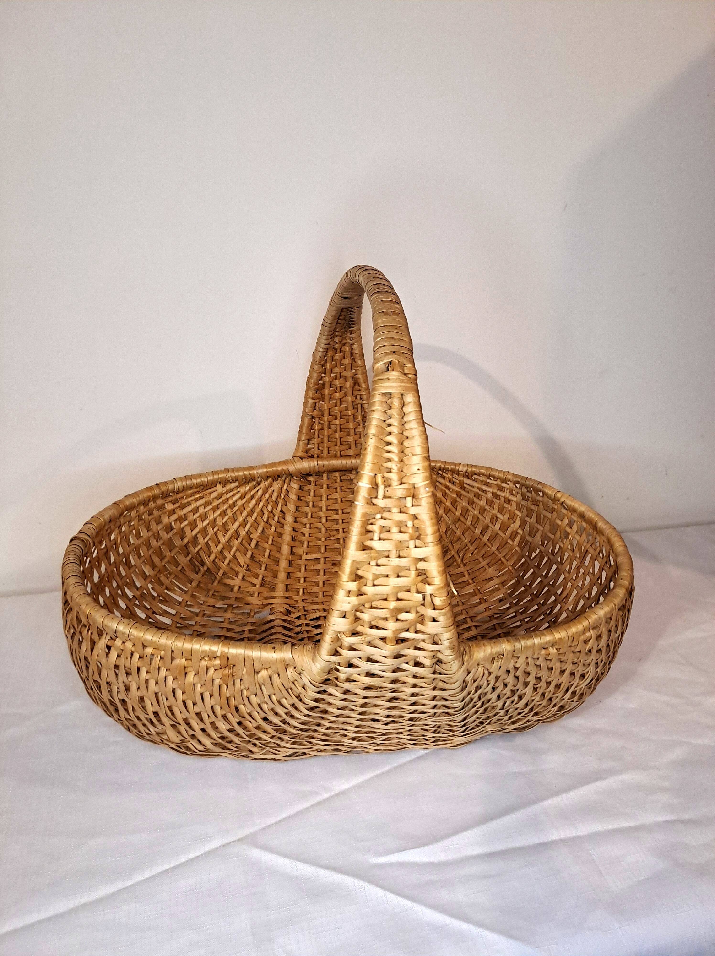 Large vintage light wicker basket – Integrated central handle