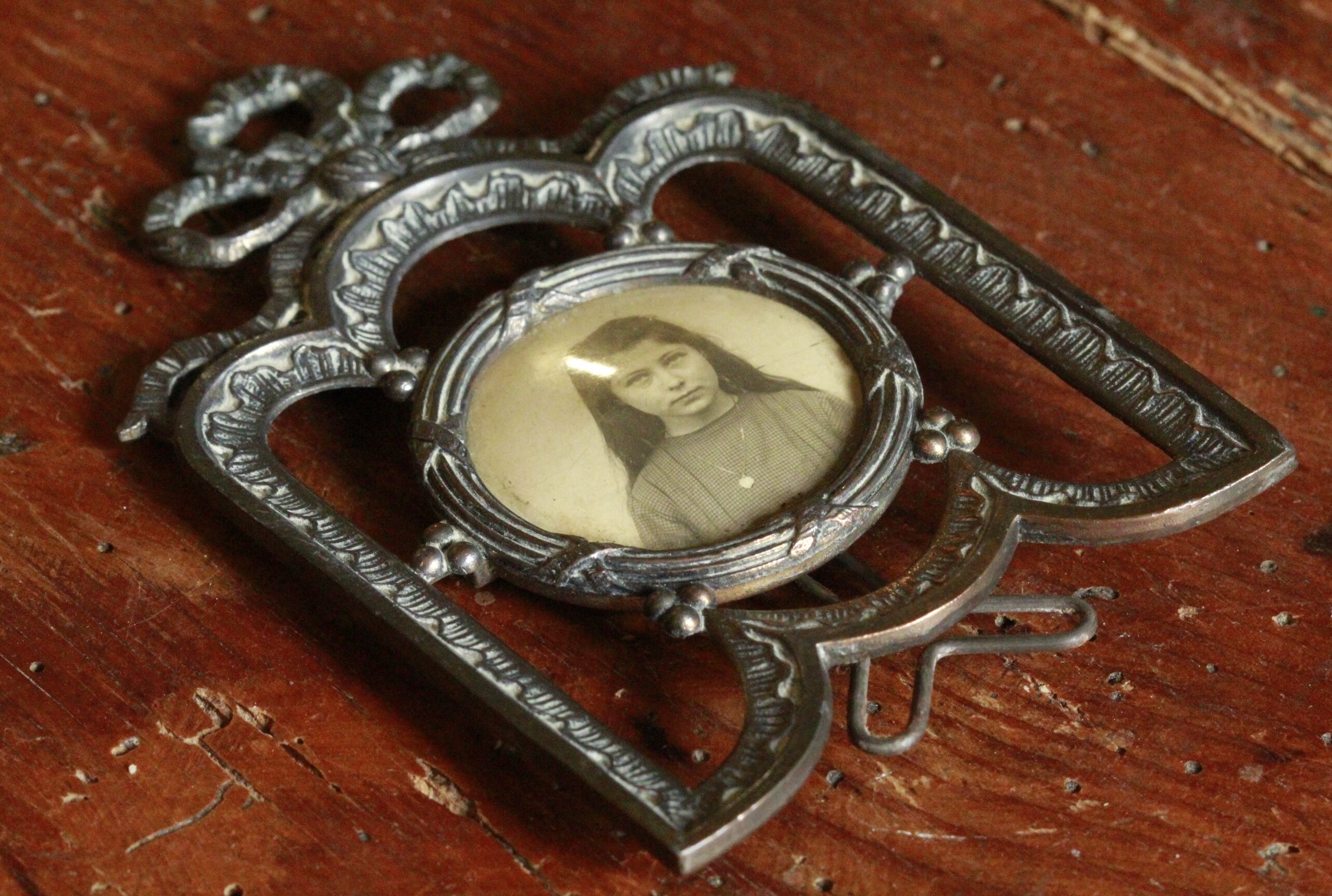 Art deco photo holder