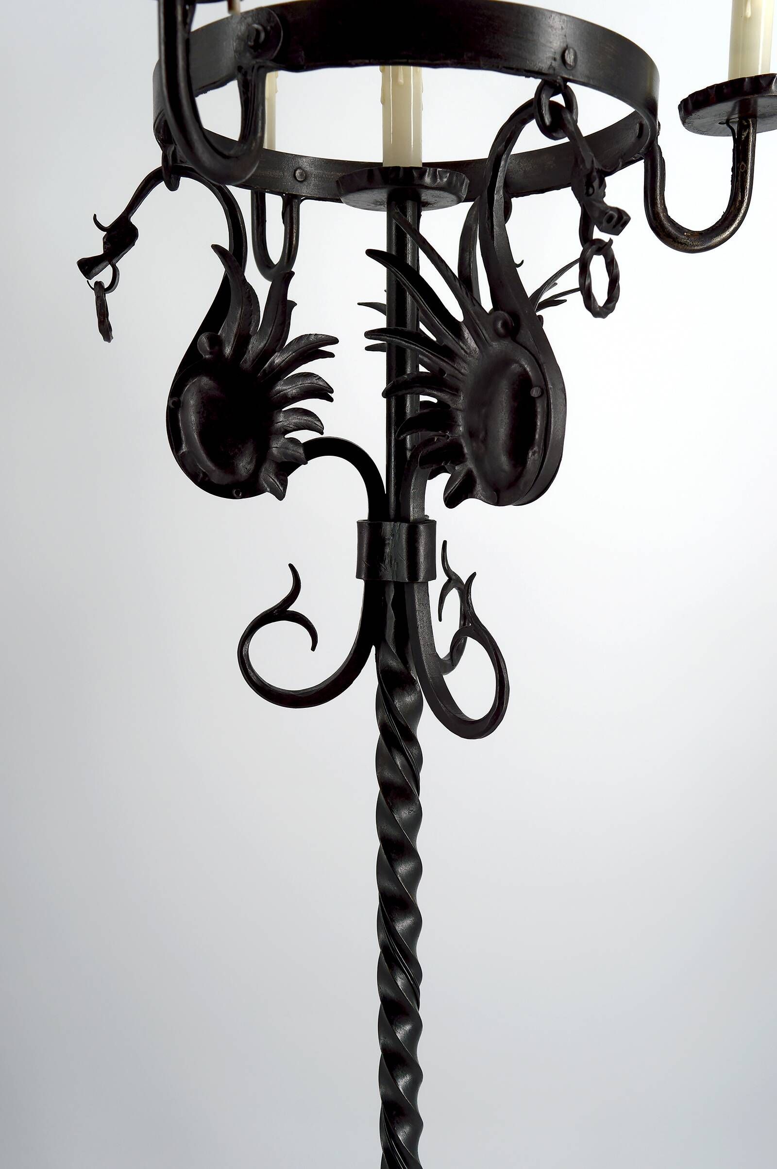 Important lampadaire en fer forgé à décor de dragons, Italie, vers 1900