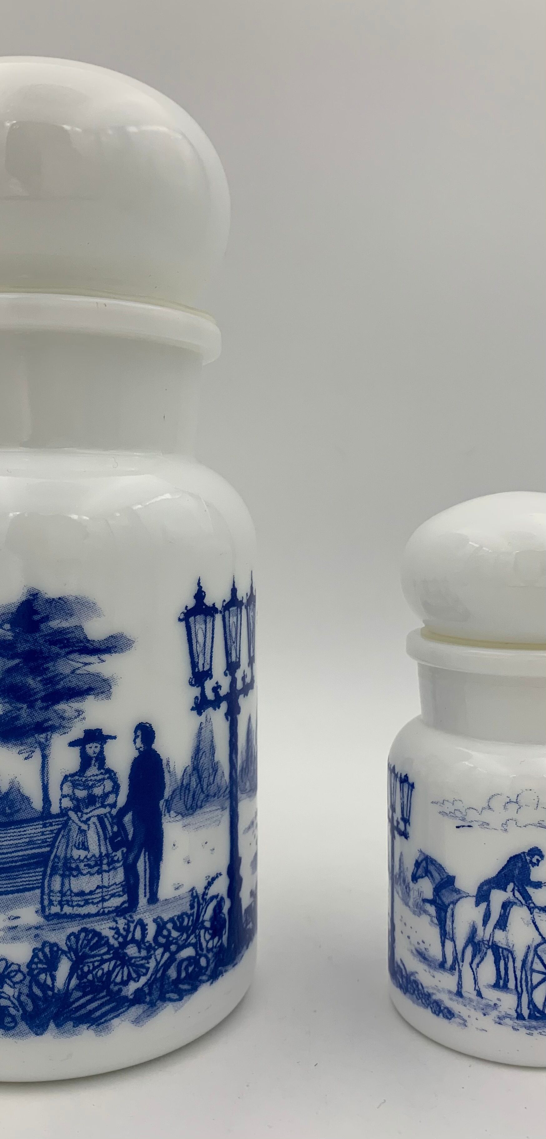 Lot de deux flacons vintage pots à épices bocaux en opaline blanche, décor bleu - Années 1970