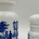 Lot de deux flacons vintage pots à épices bocaux en opaline blanche, décor bleu - Années 1970